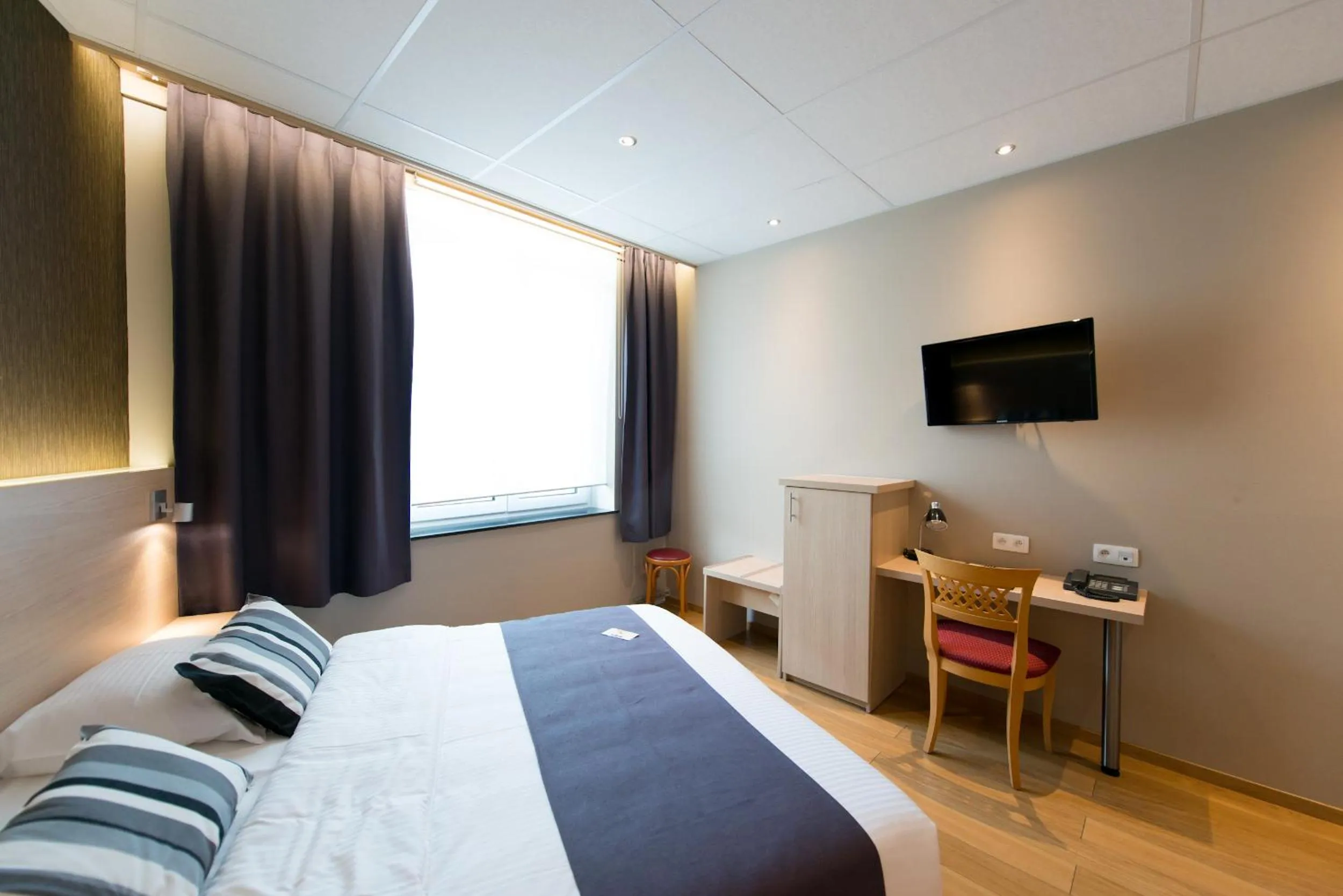 Bed in Hôtel de l'Univers Liège