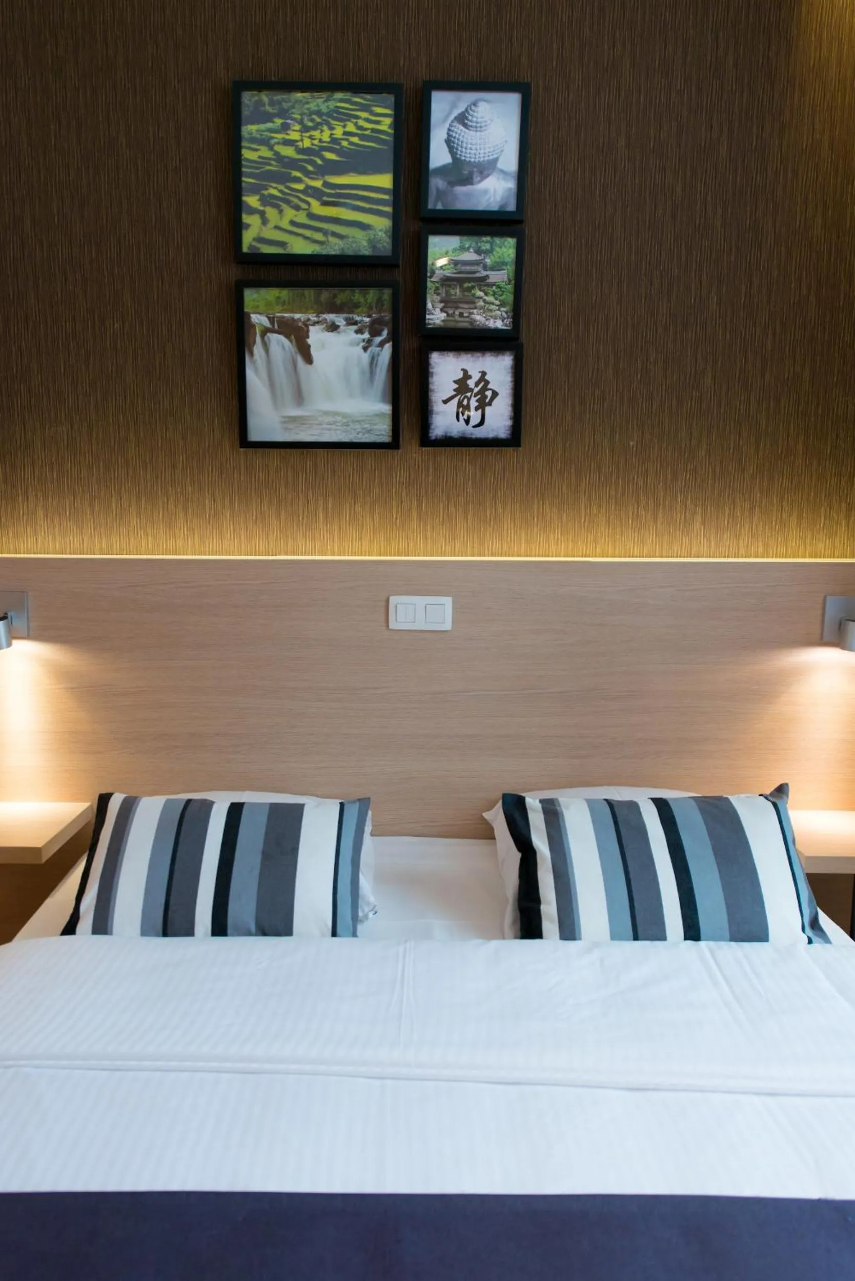 Bed in Hôtel de l'Univers Liège