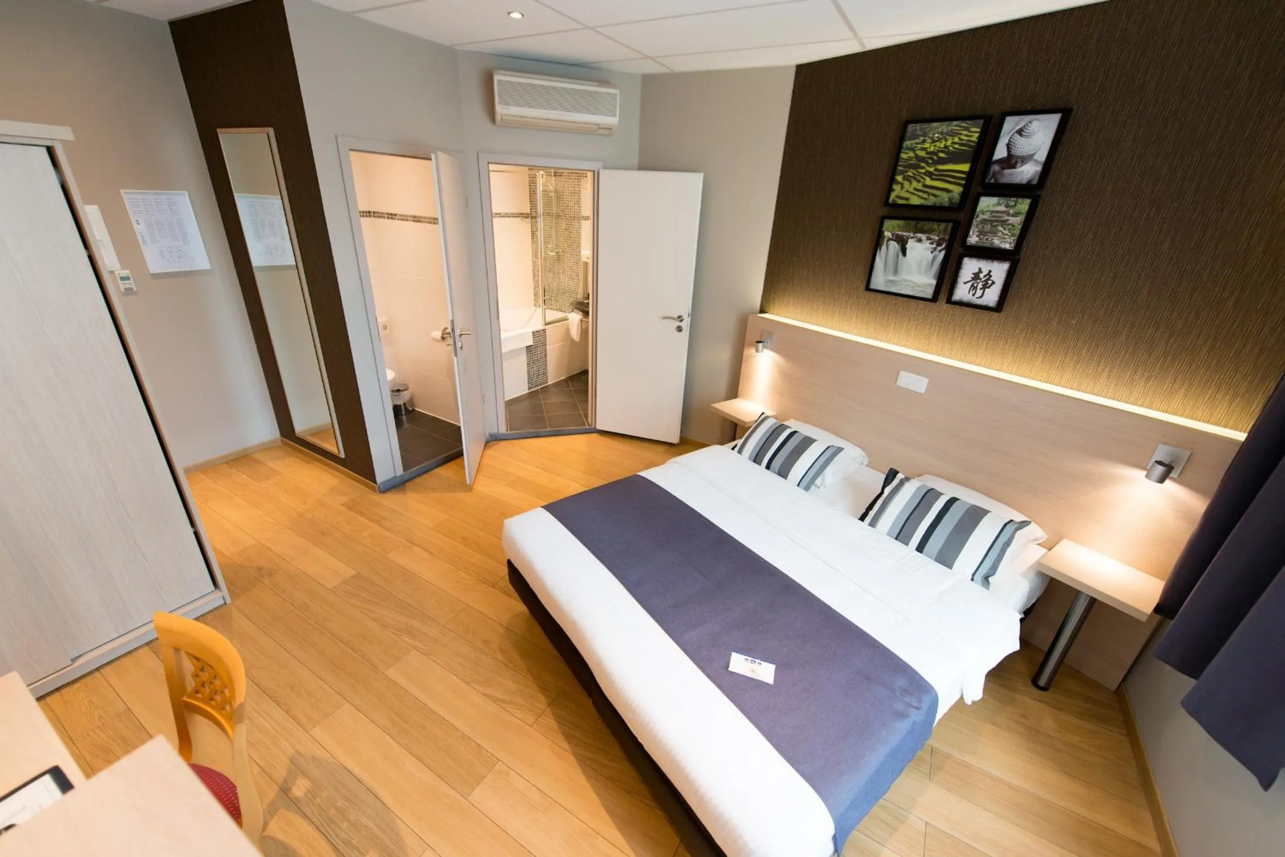 Photo of the whole room, Bed in Hôtel de l'Univers Liège