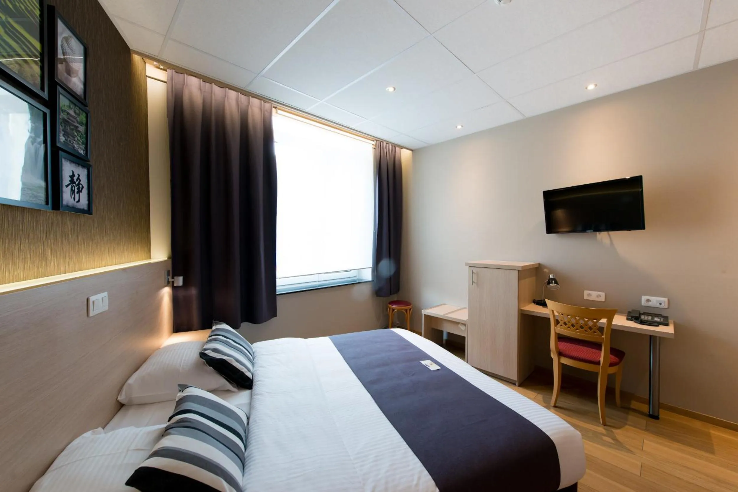 Bed in Hôtel de l'Univers Liège