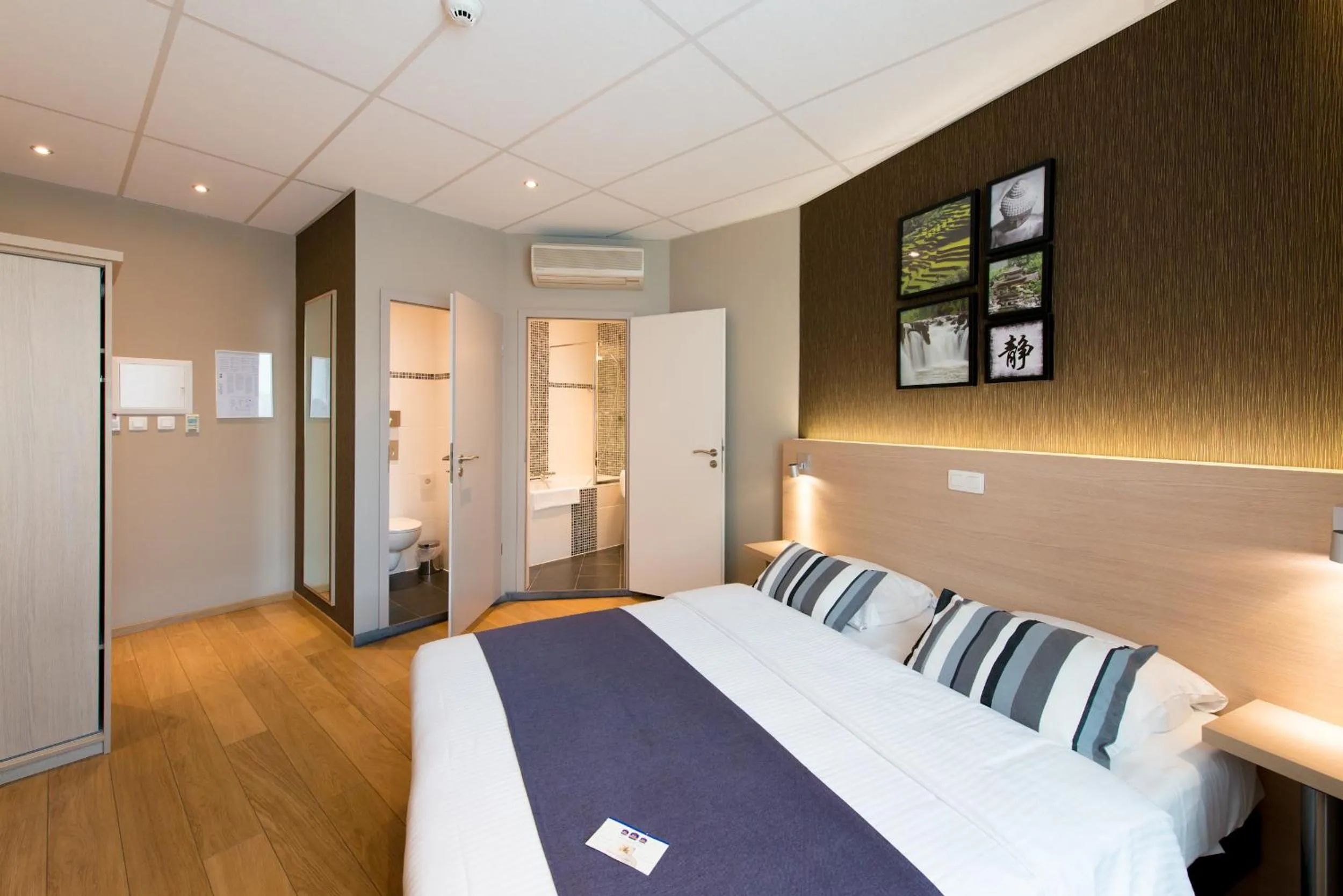 Toilet, Bed in Hôtel de l'Univers Liège