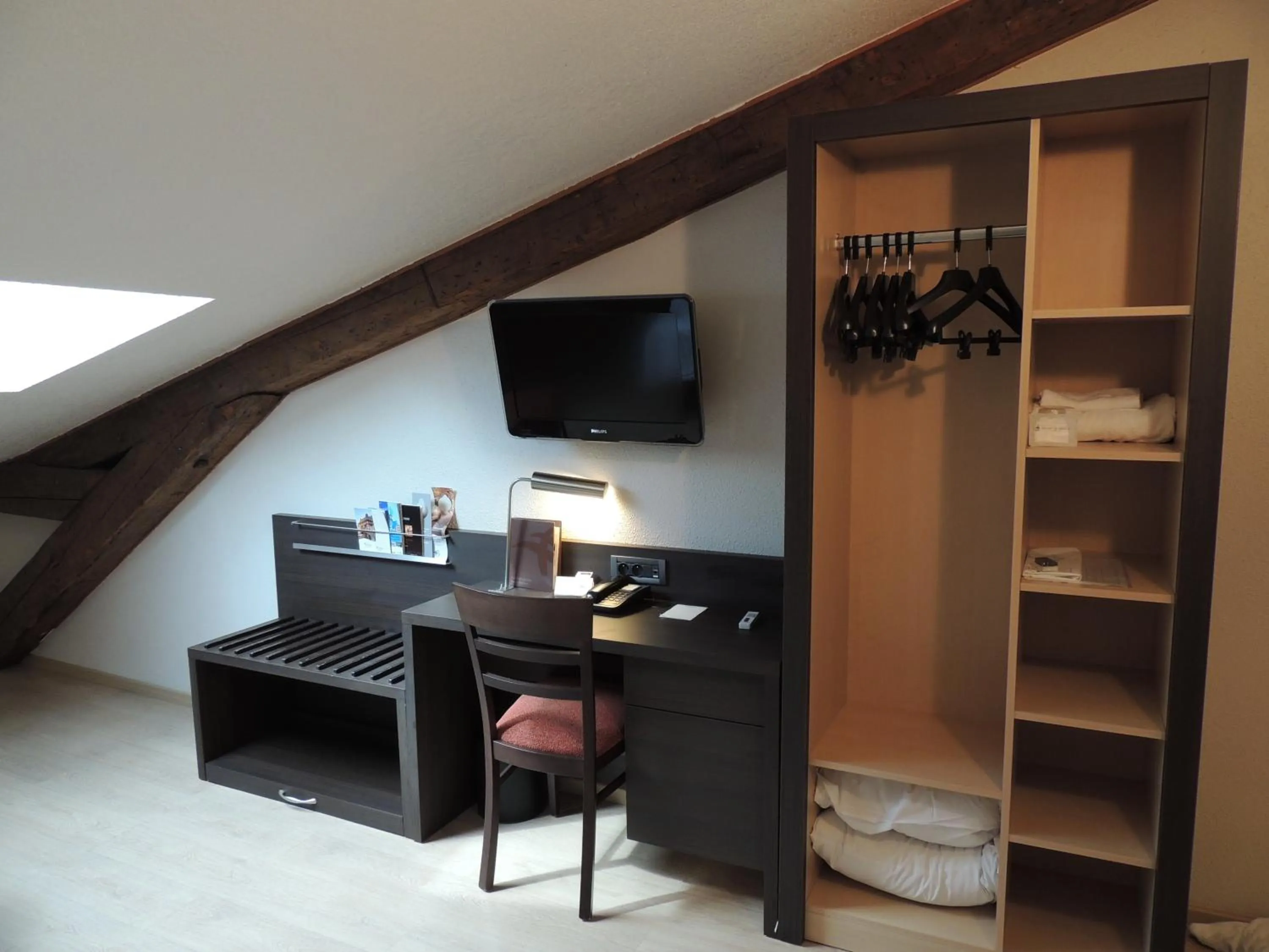 Photo of the whole room in Escale Oceania Marseille Vieux Port