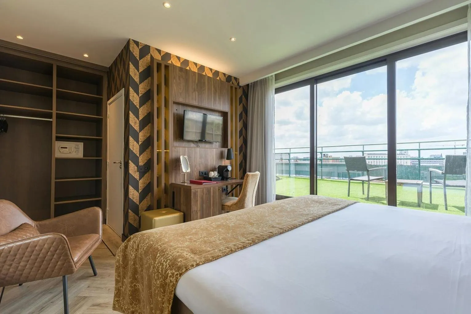 Photo of the whole room, Bed in Leonardo Hotel Antwerp The Plaza