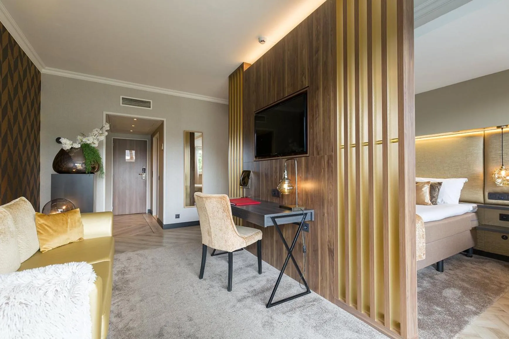 Bedroom, Bed in Leonardo Hotel Antwerp The Plaza