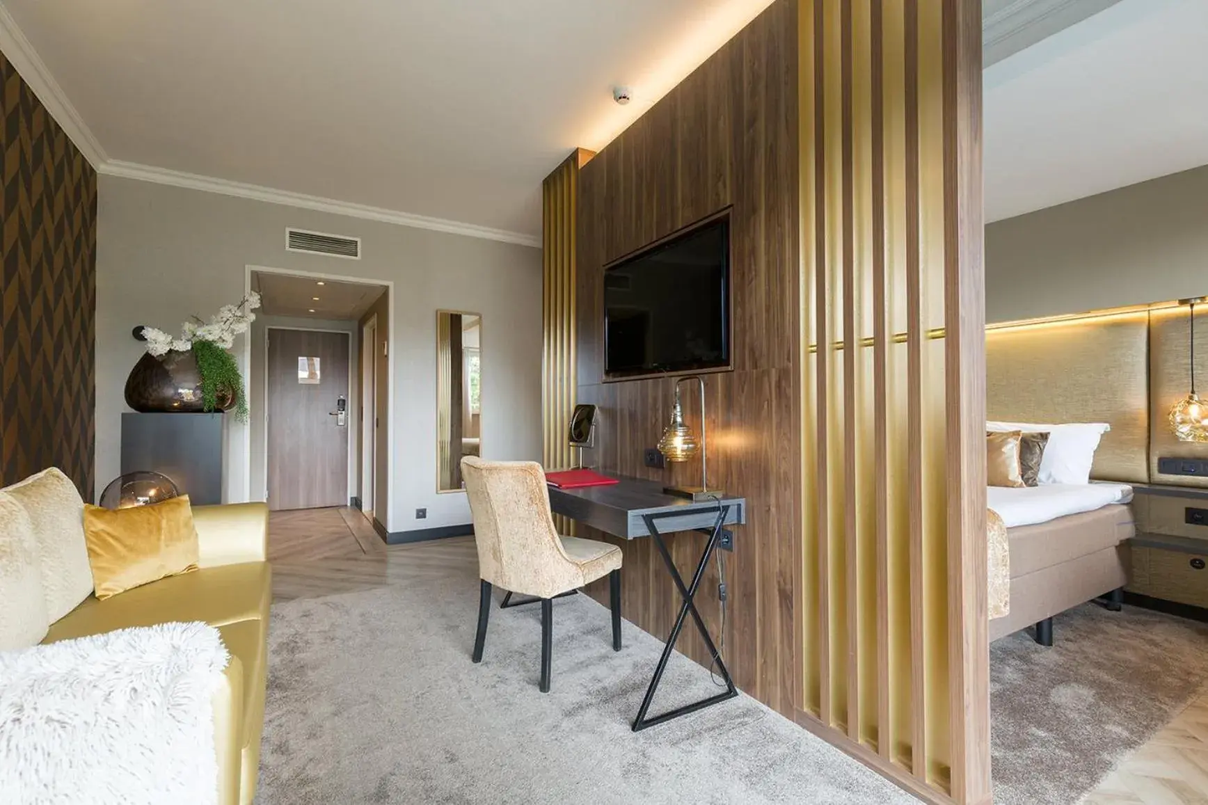 Deluxe Double Room in Leonardo Hotel Antwerp The Plaza Deluxe Double Room in Leonardo Hotel Antwerp The Plaza