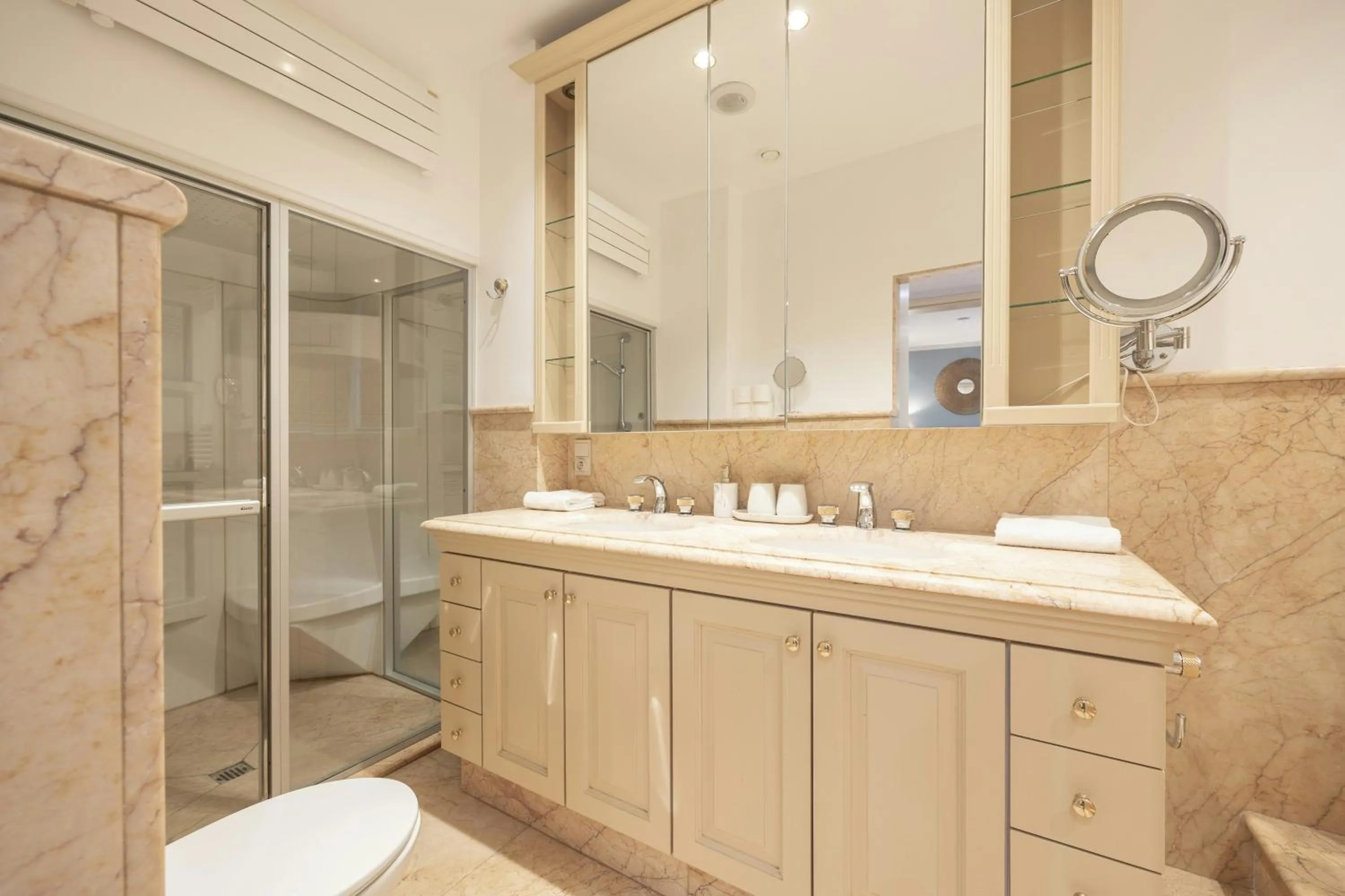 Bathroom in Leonardo Hotel Antwerp The Plaza