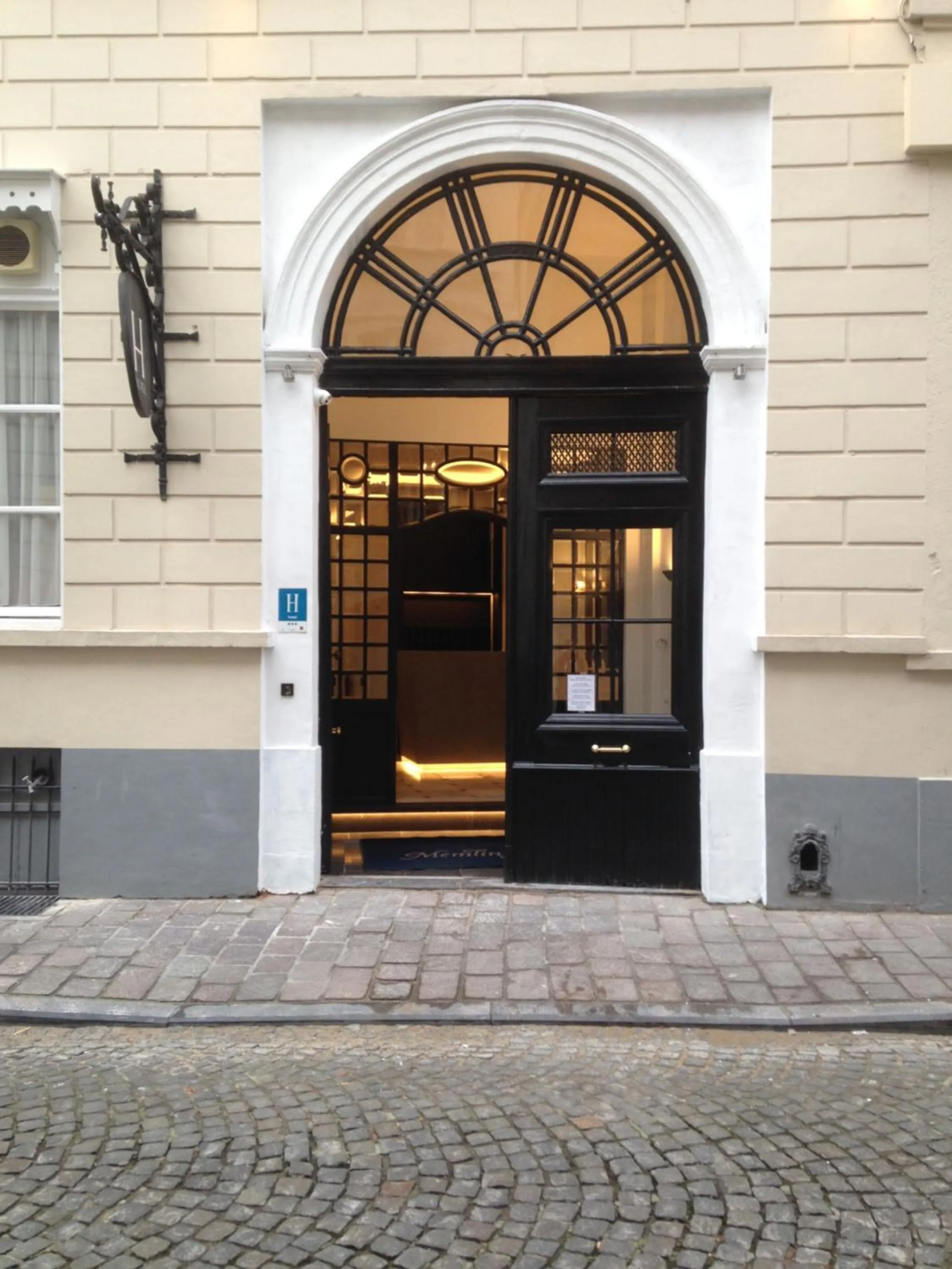 Facade/entrance in Hotel du Théâtre