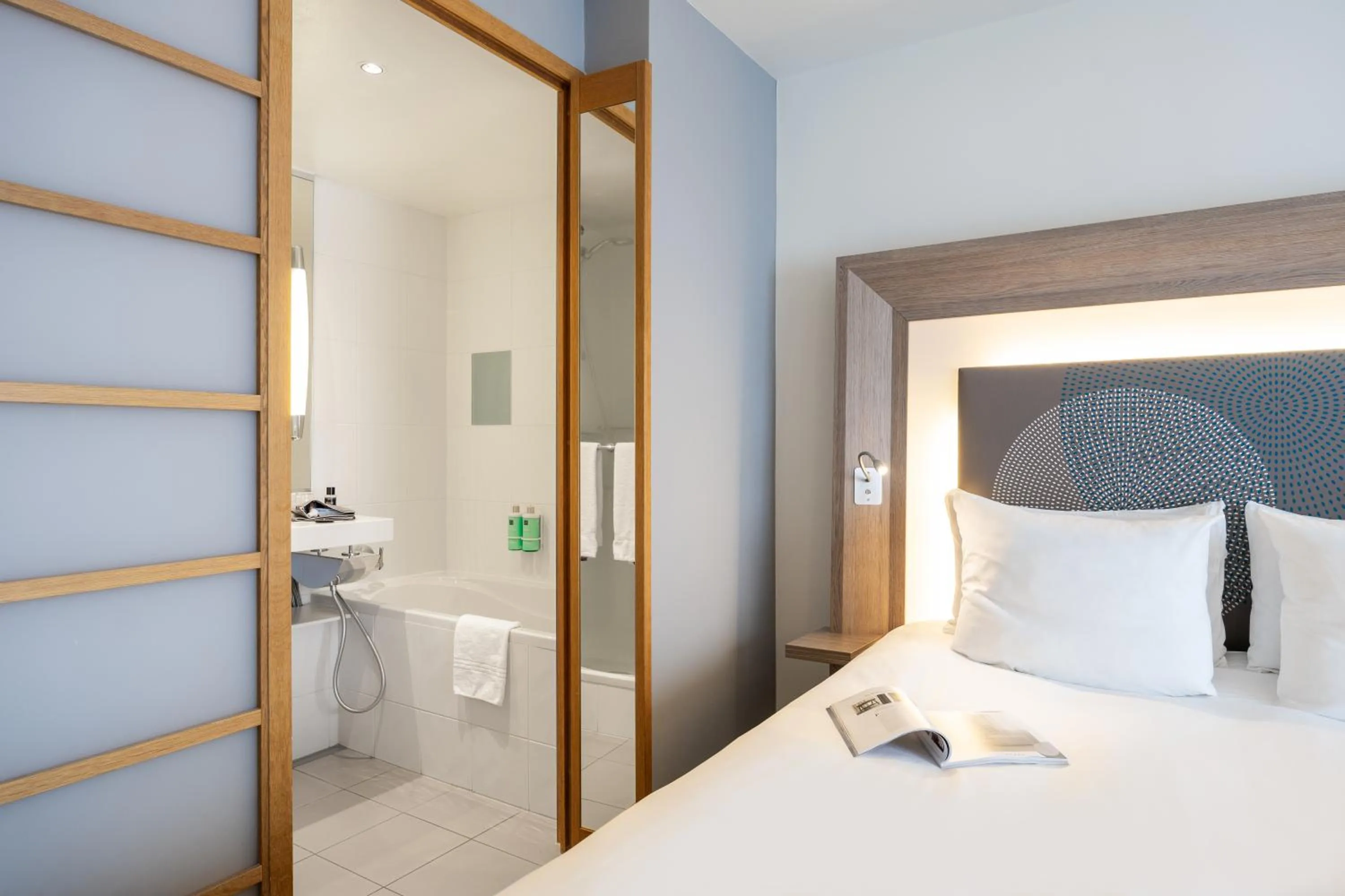 Bathroom, Bed in Novotel Mechelen Centrum