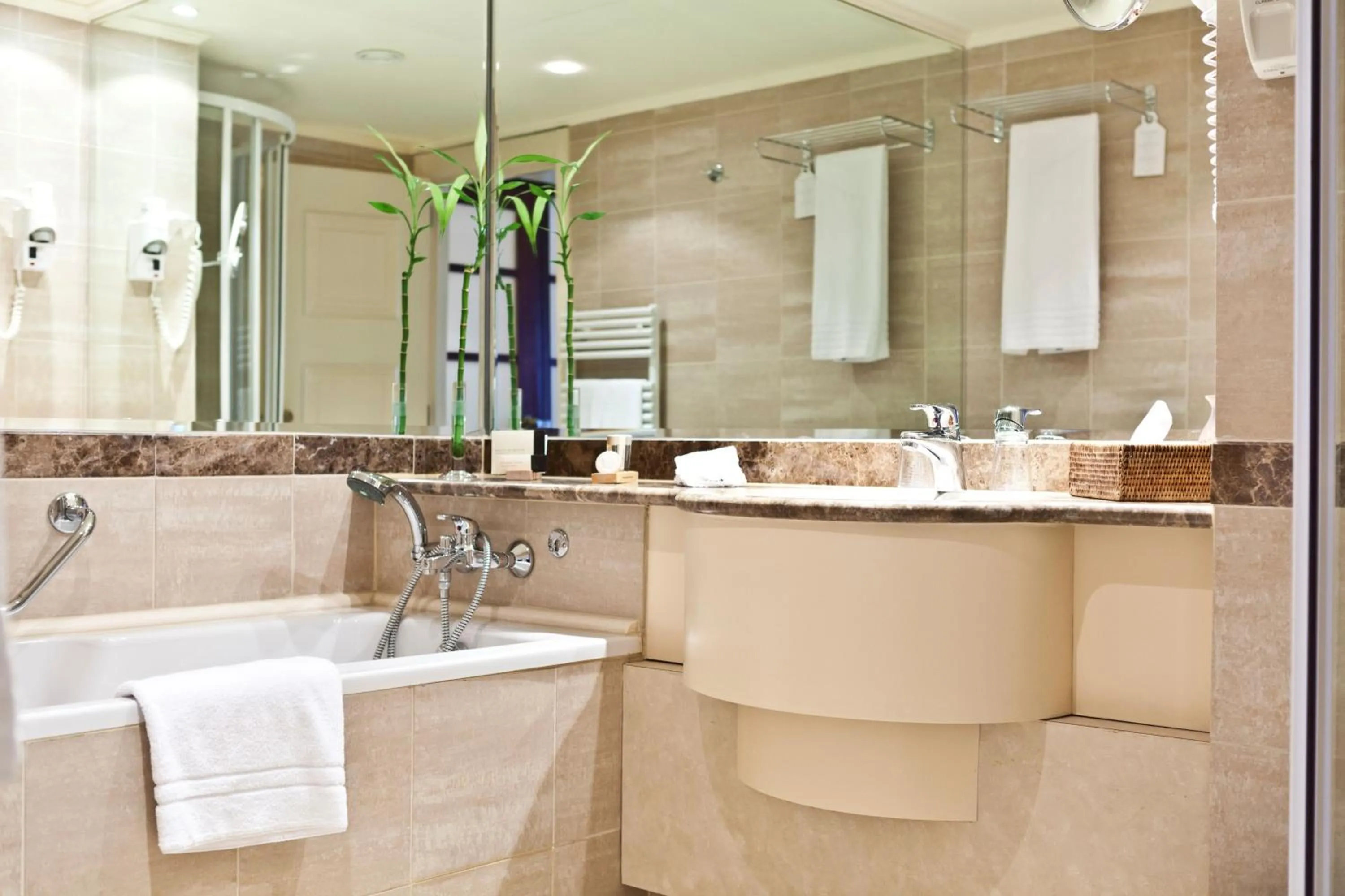 Shower in Hotel Le Châtelain