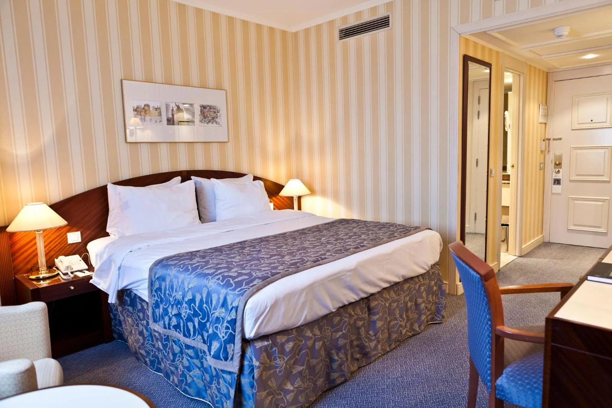 Bed in Hotel Le Châtelain