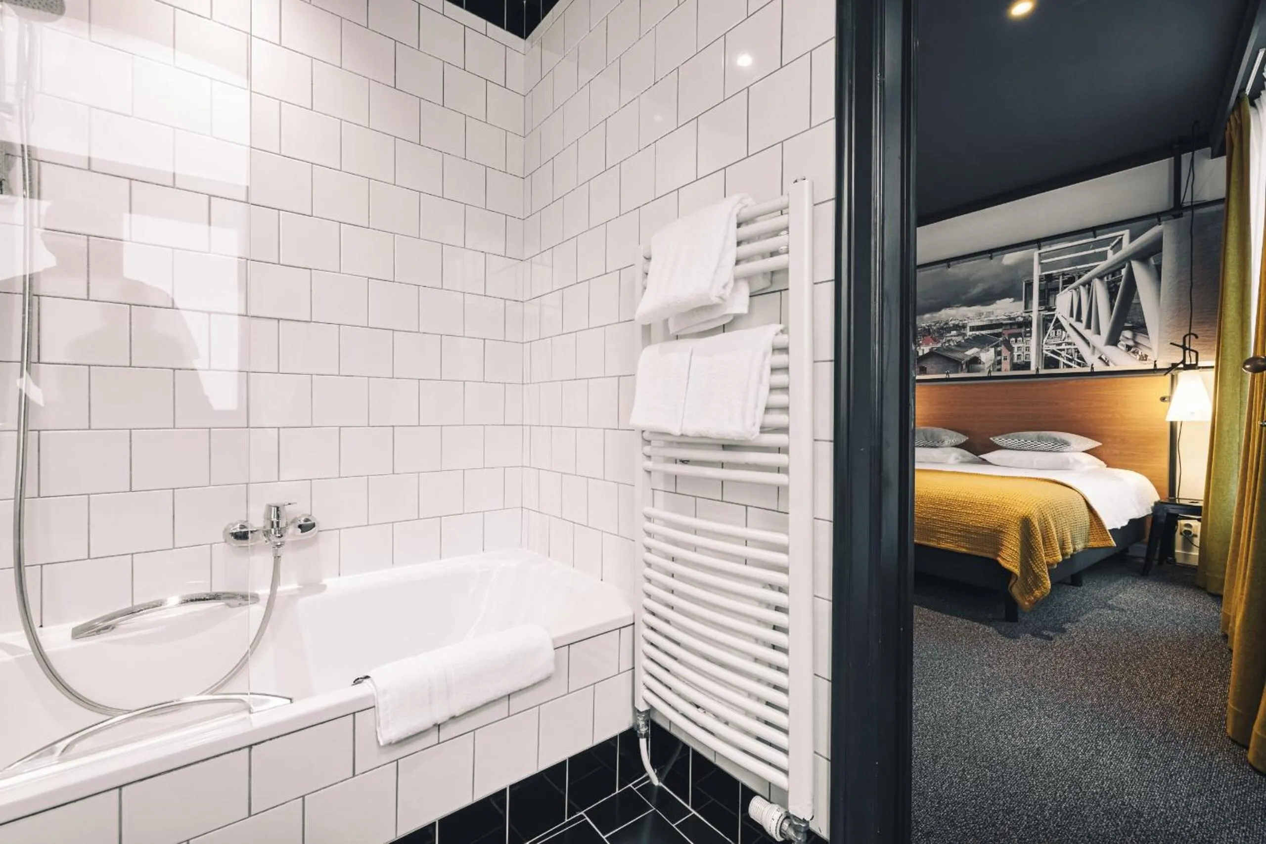 Shower, Bed in Zoom Hotel