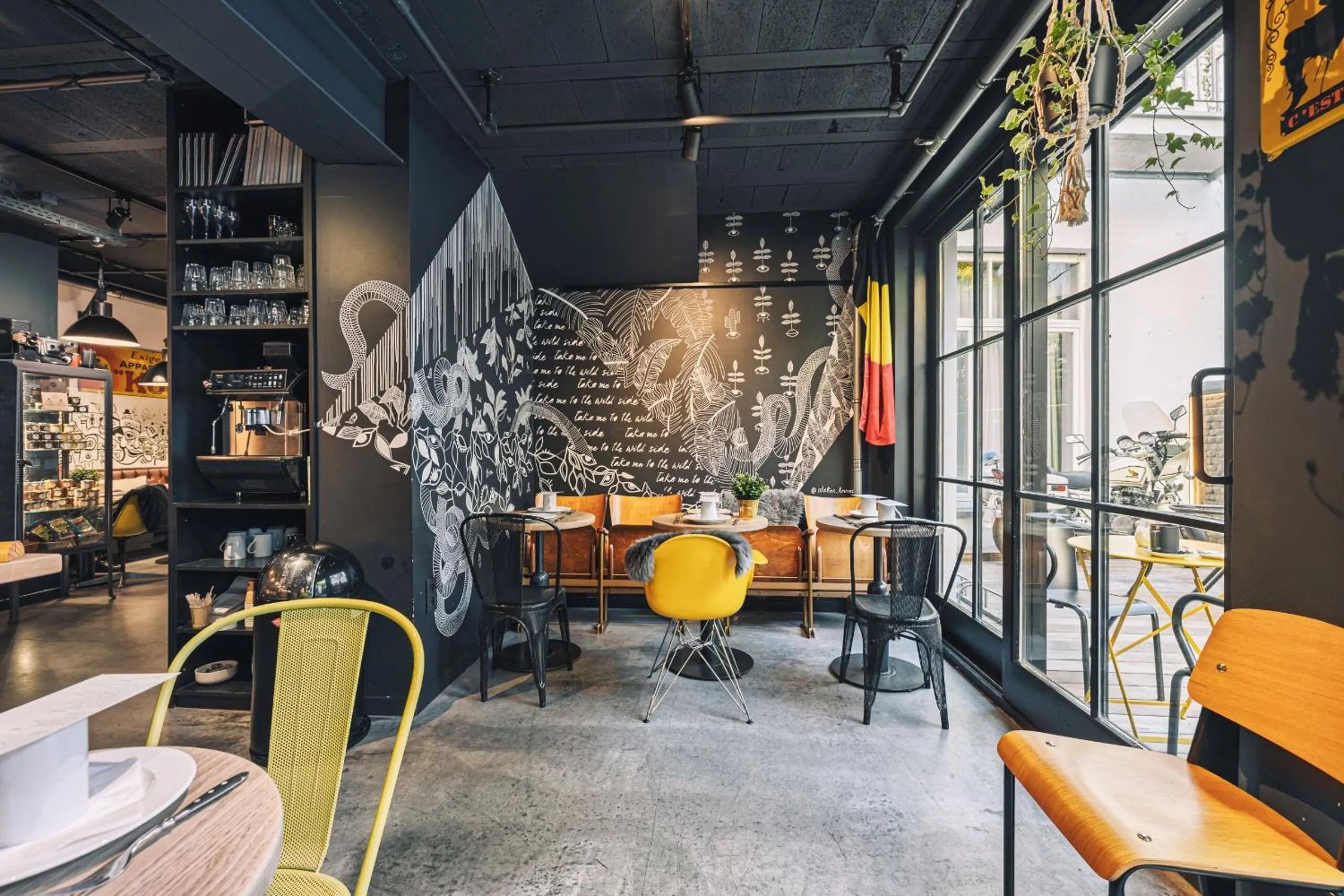 Restaurant/places to eat in Zoom Hotel