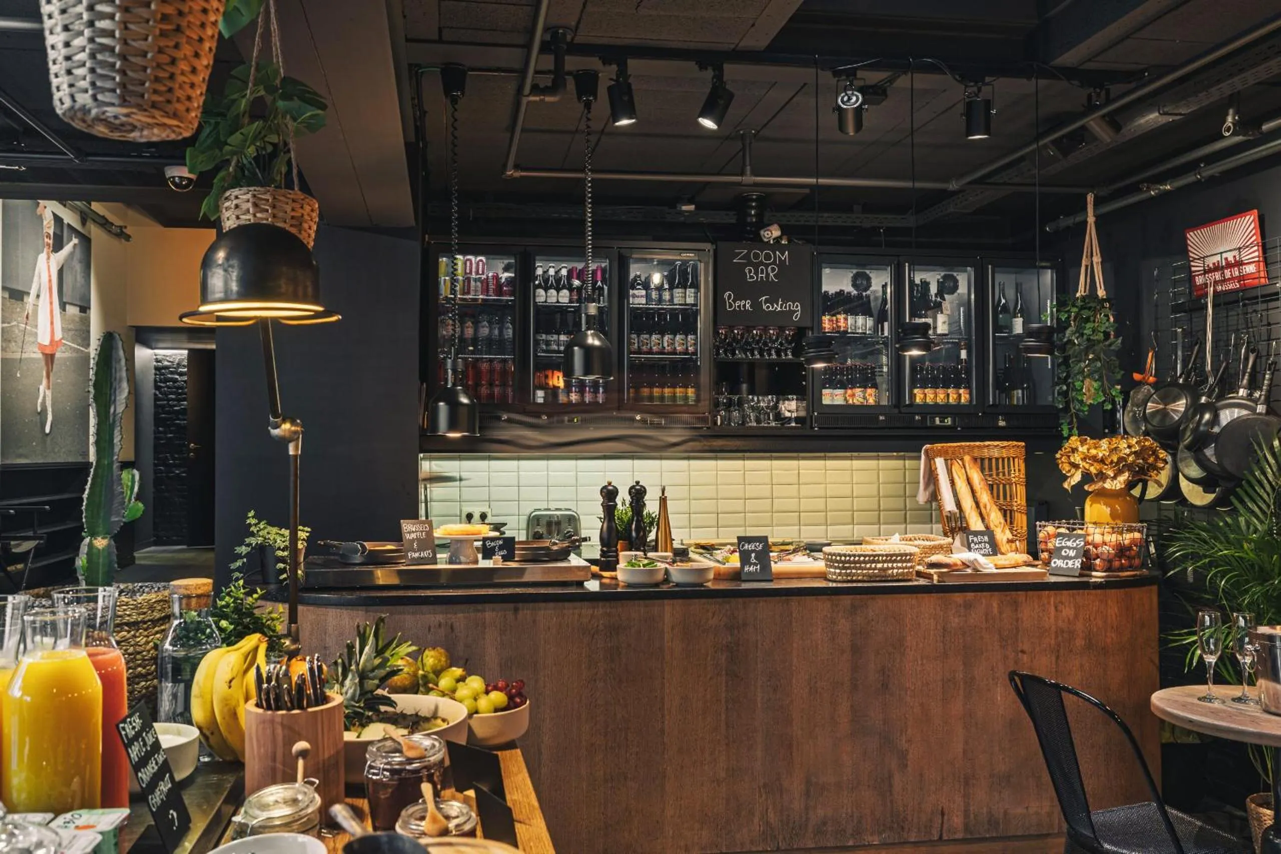 Restaurant/places to eat in Zoom Hotel