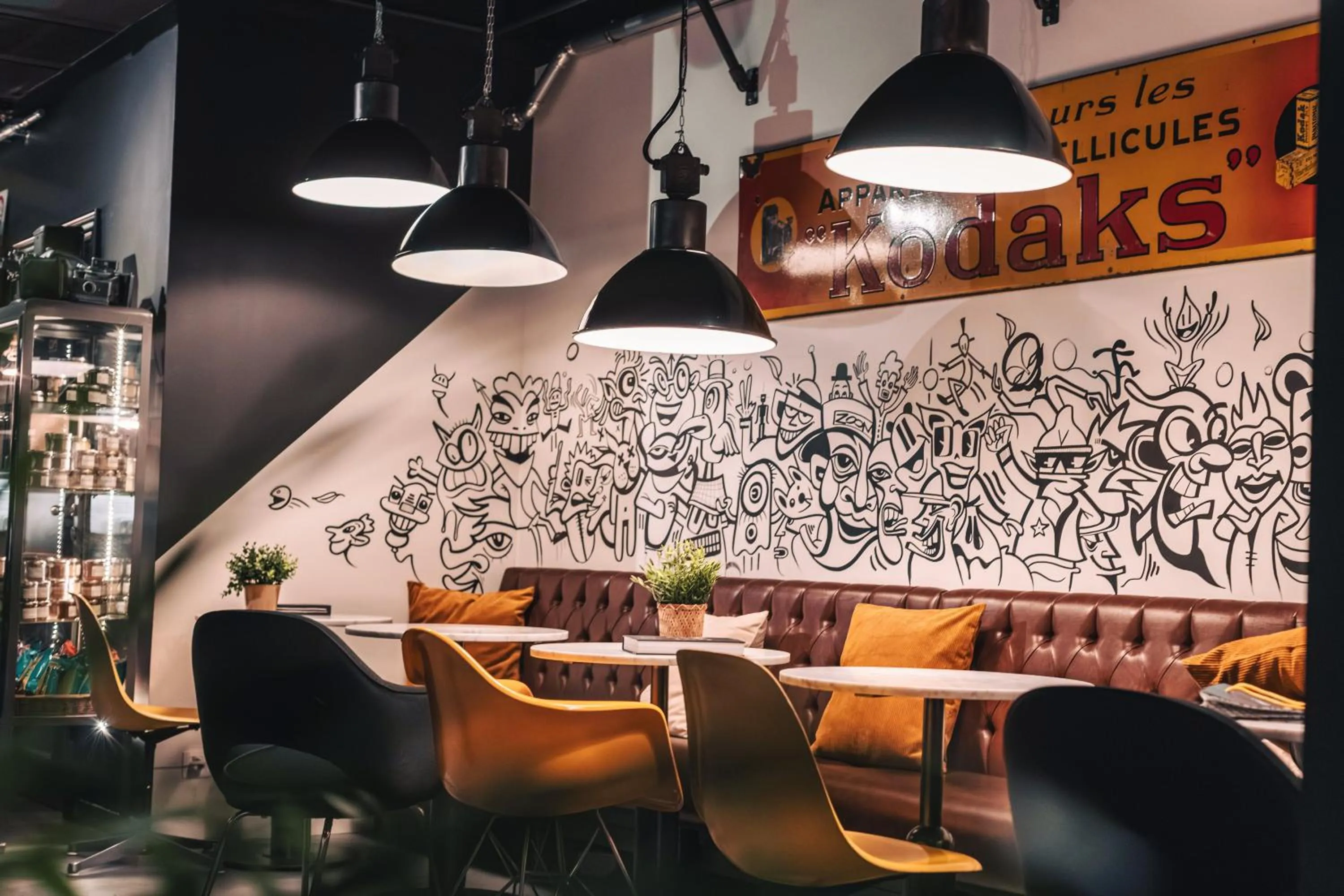 Restaurant/places to eat in Zoom Hotel