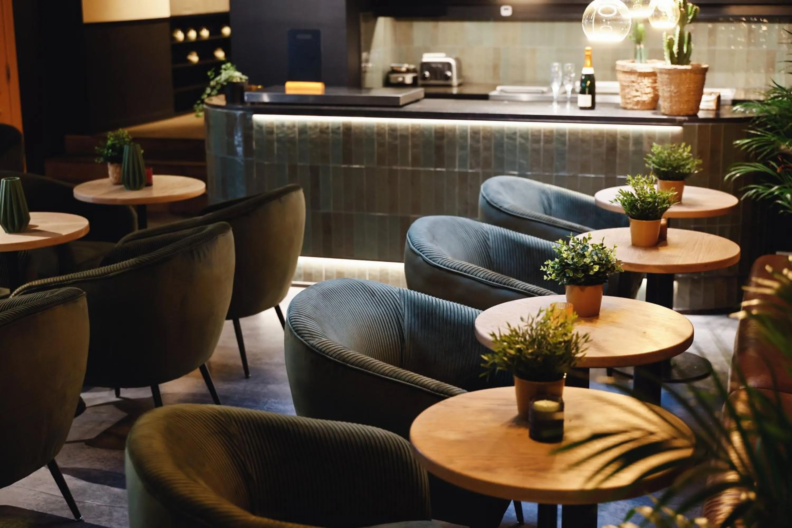 Restaurant/places to eat in Zoom Hotel