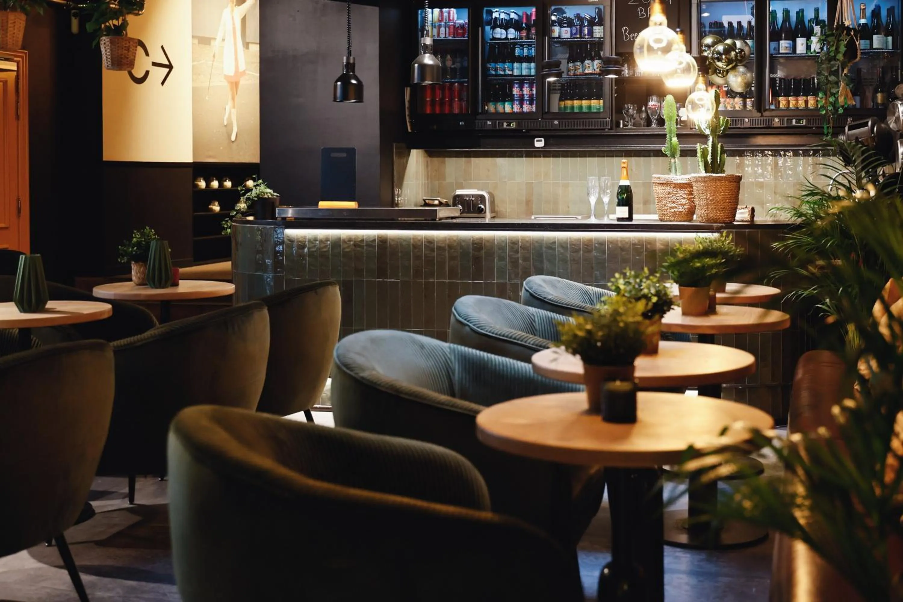 Restaurant/places to eat in Zoom Hotel