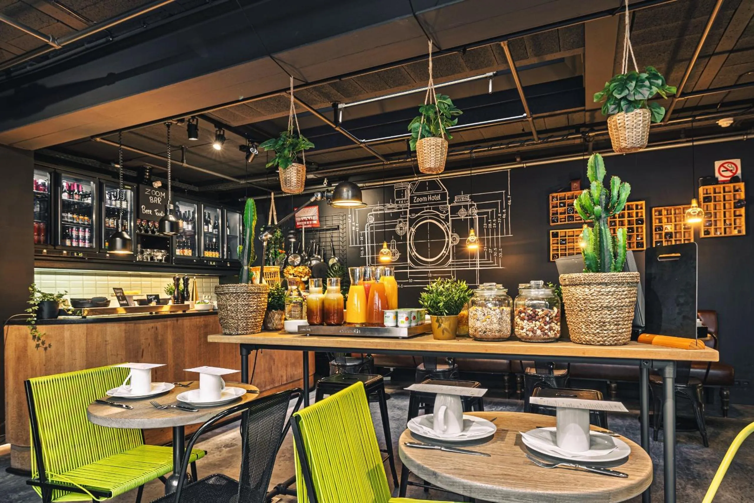 Restaurant/places to eat in Zoom Hotel