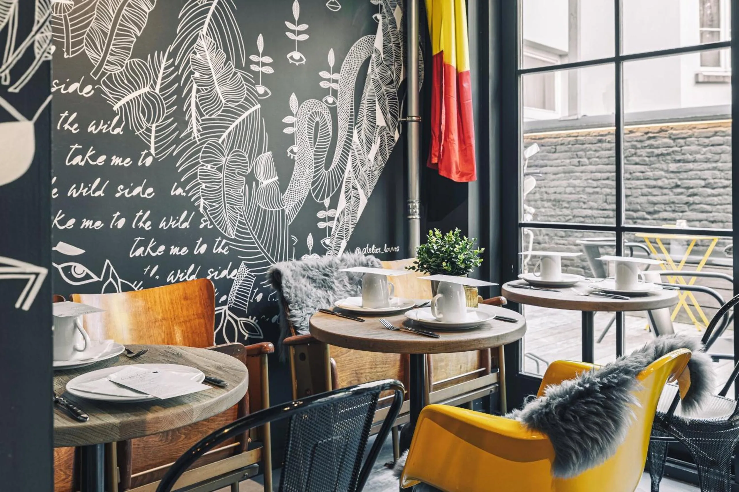 Restaurant/places to eat in Zoom Hotel