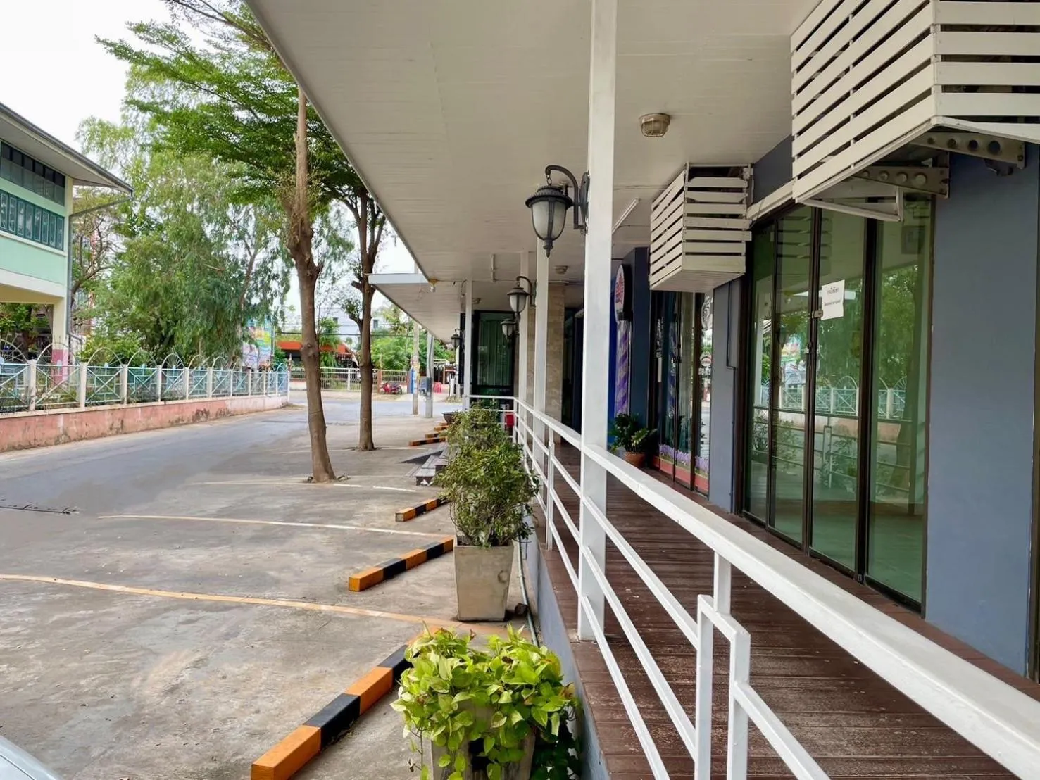 Parking in Chonlapruk Lakeside Hotel