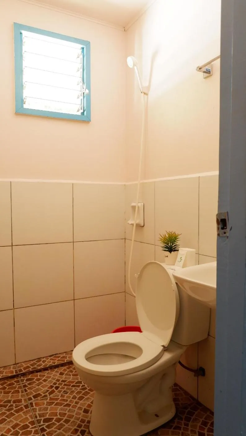 Toilet in Mountain Side Inn