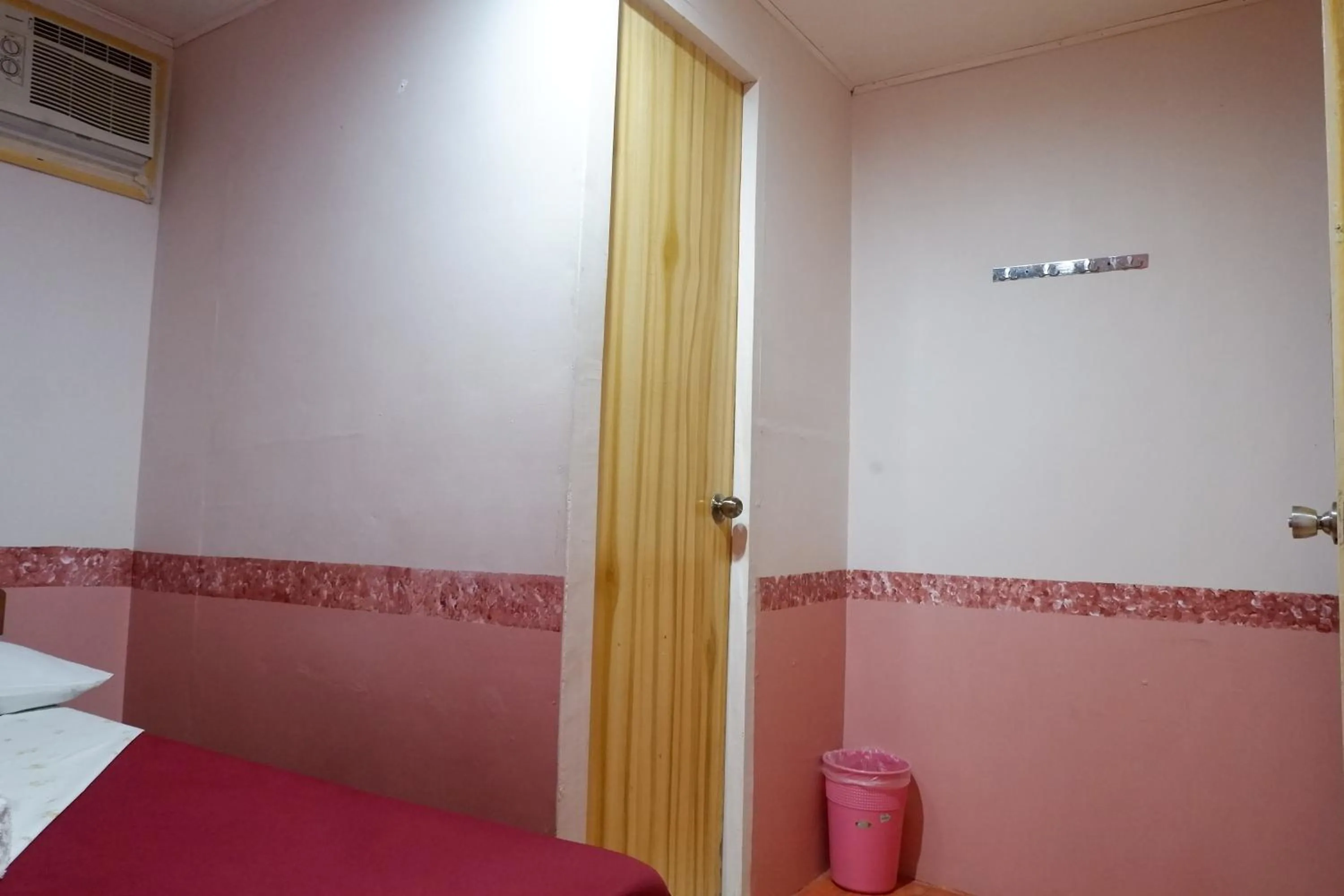 Bathroom, Bed in Mountain Side Inn