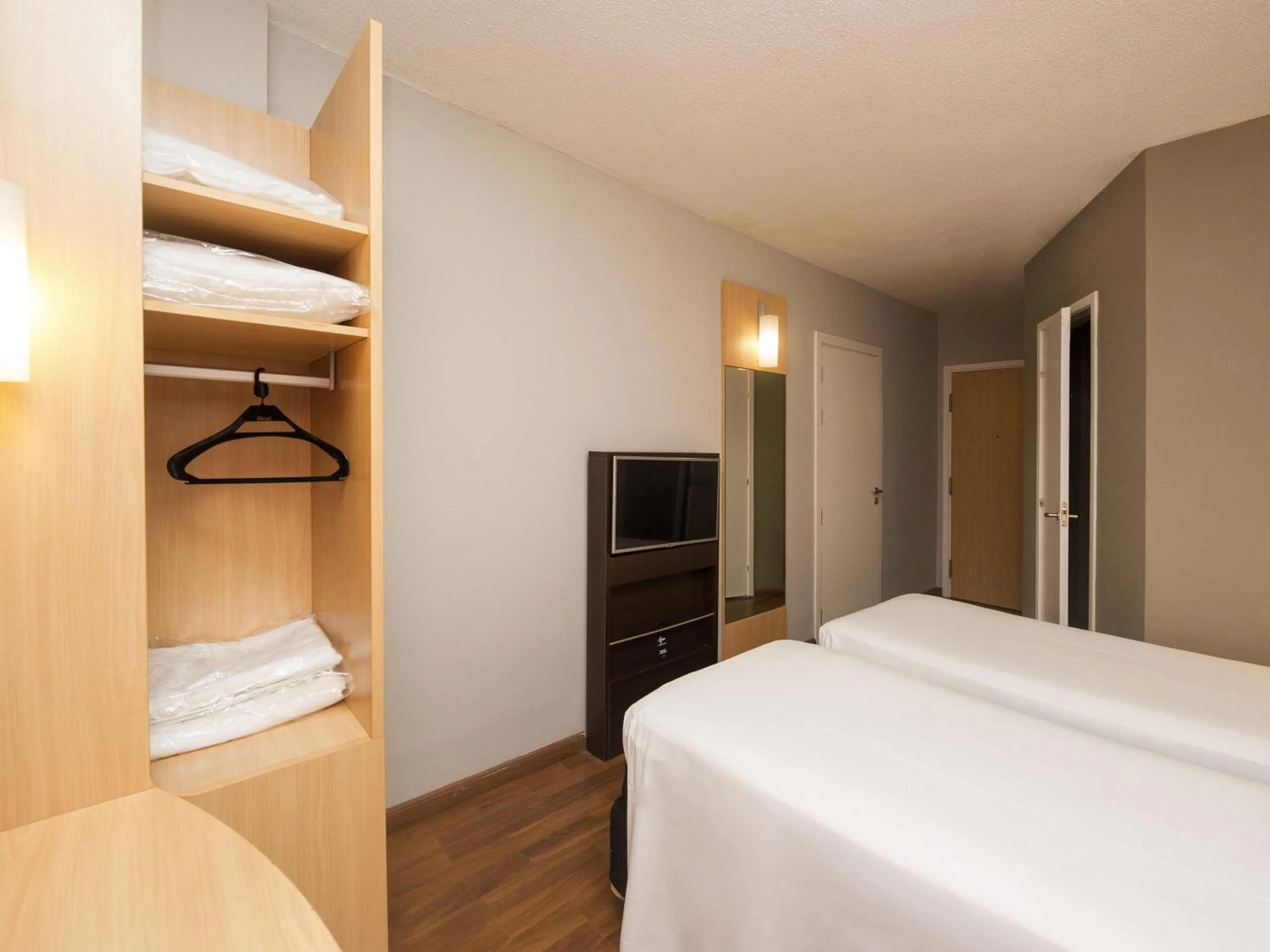 Bedroom, Bed in ibis Recife Boa Viagem