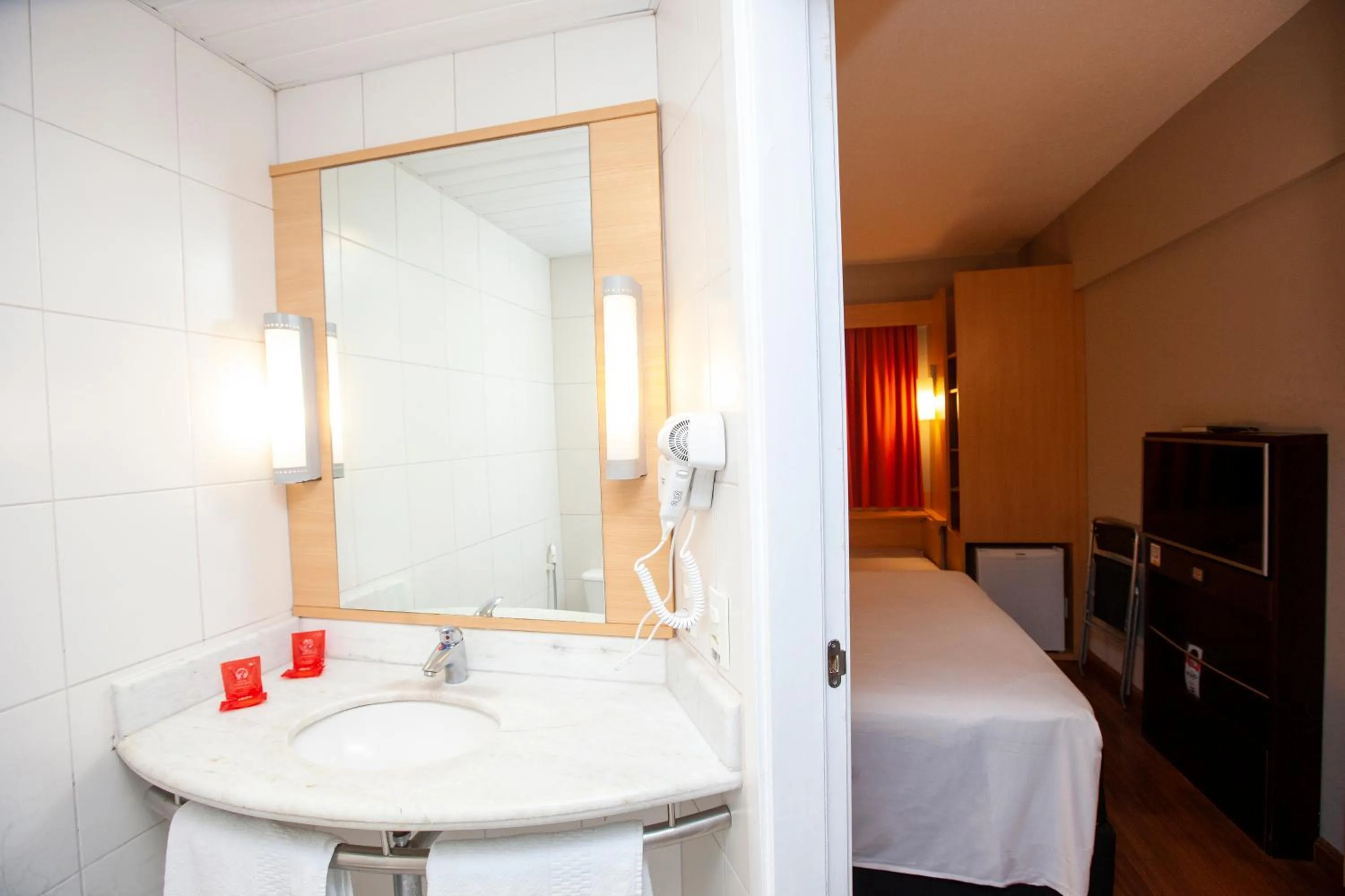 Bathroom, Bed in ibis Recife Boa Viagem