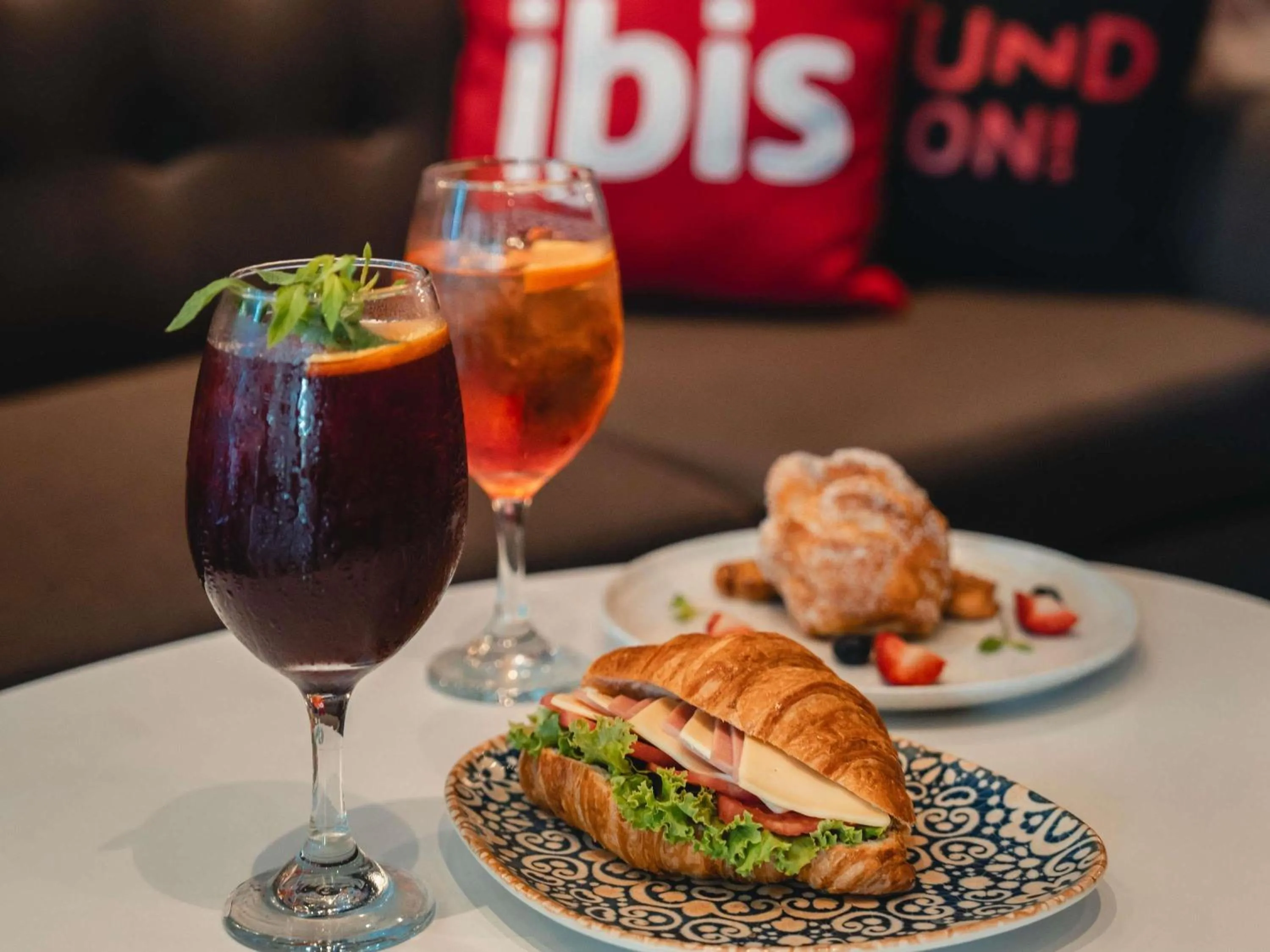 Lounge or bar in ibis Lima Reducto Miraflores