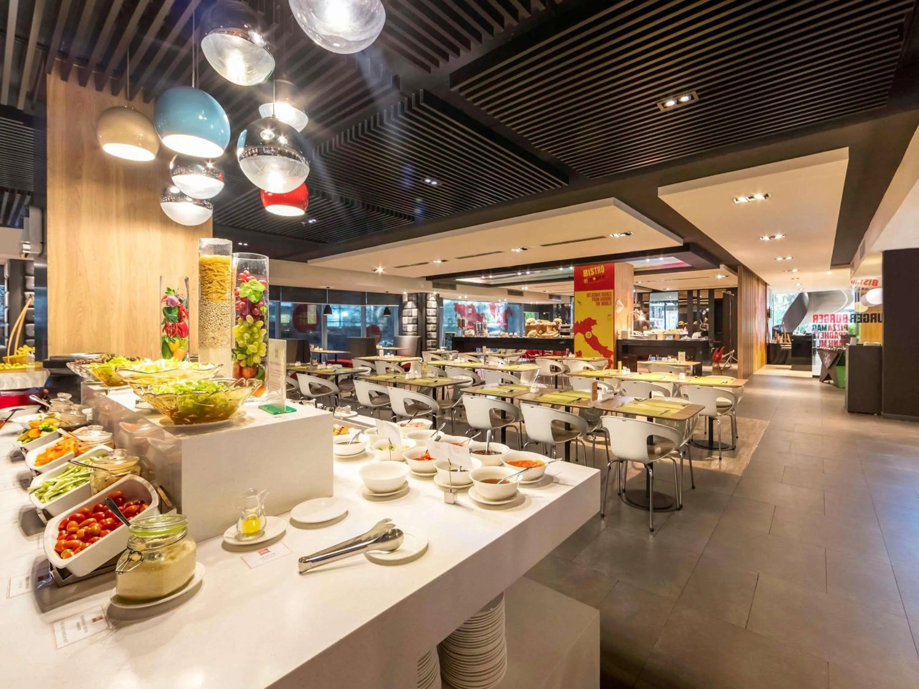 Restaurant/places to eat in Ibis Saigon Airport
