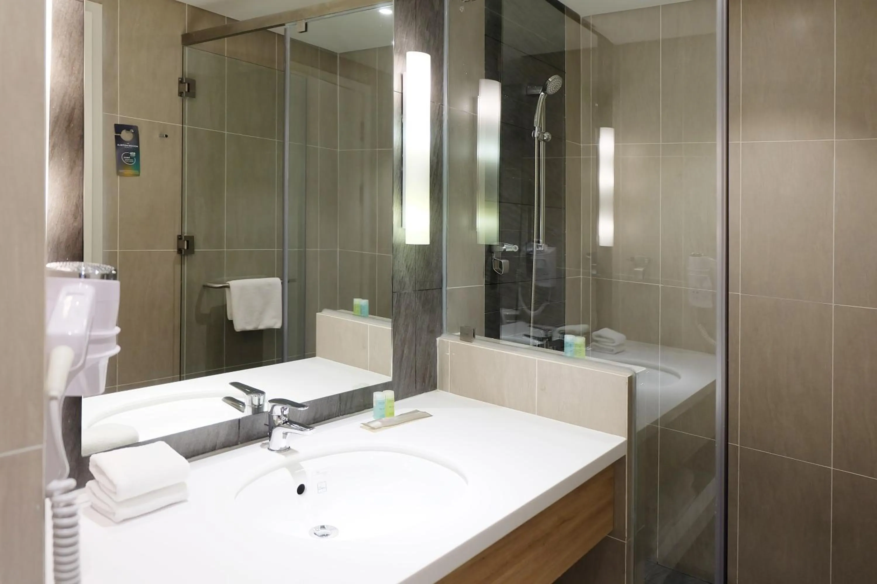 Shower in Ibis Saigon Airport