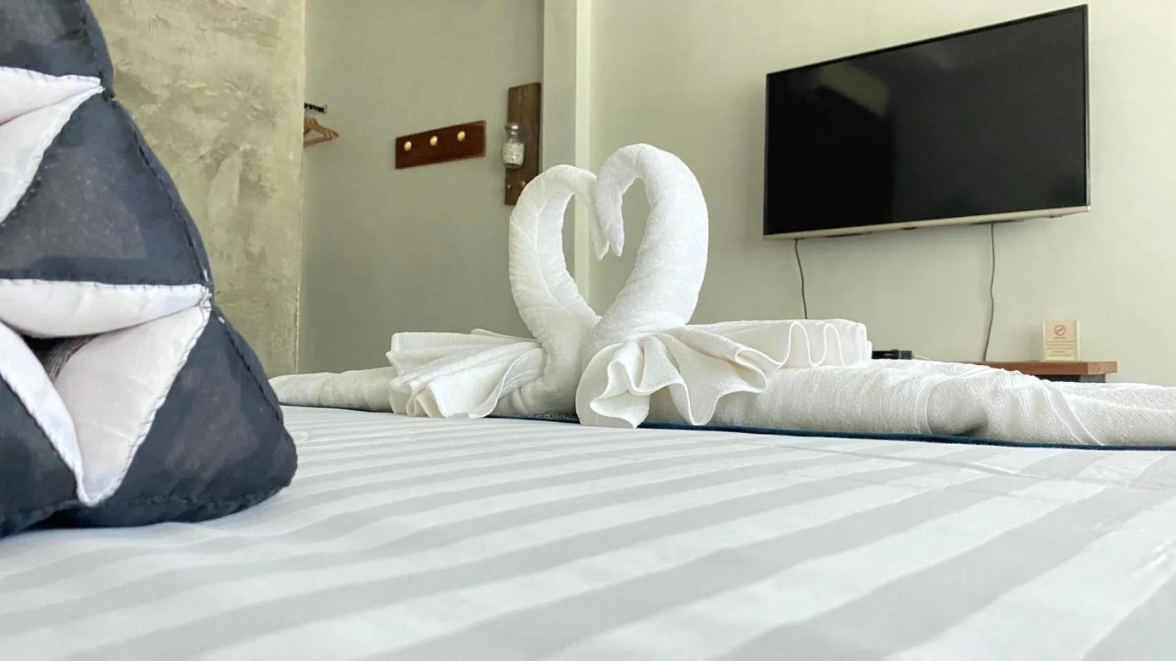 Property building, Bed in Koh Ngai Paradise Beach