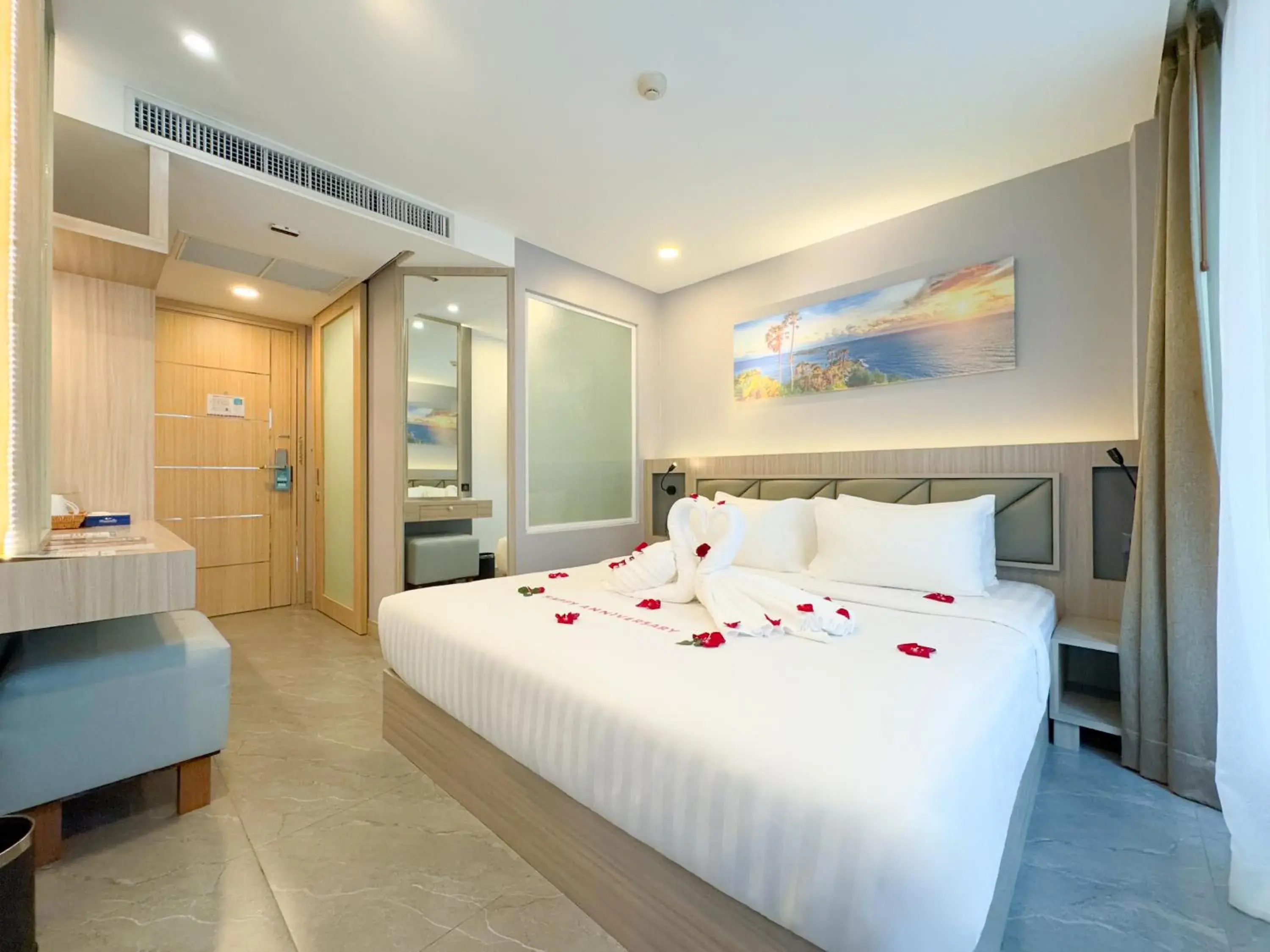 Superior King Room with Balcony in Clarian Hotel Beach Patong Superior King Room with Balcony in Clarian Hotel Beach Patong