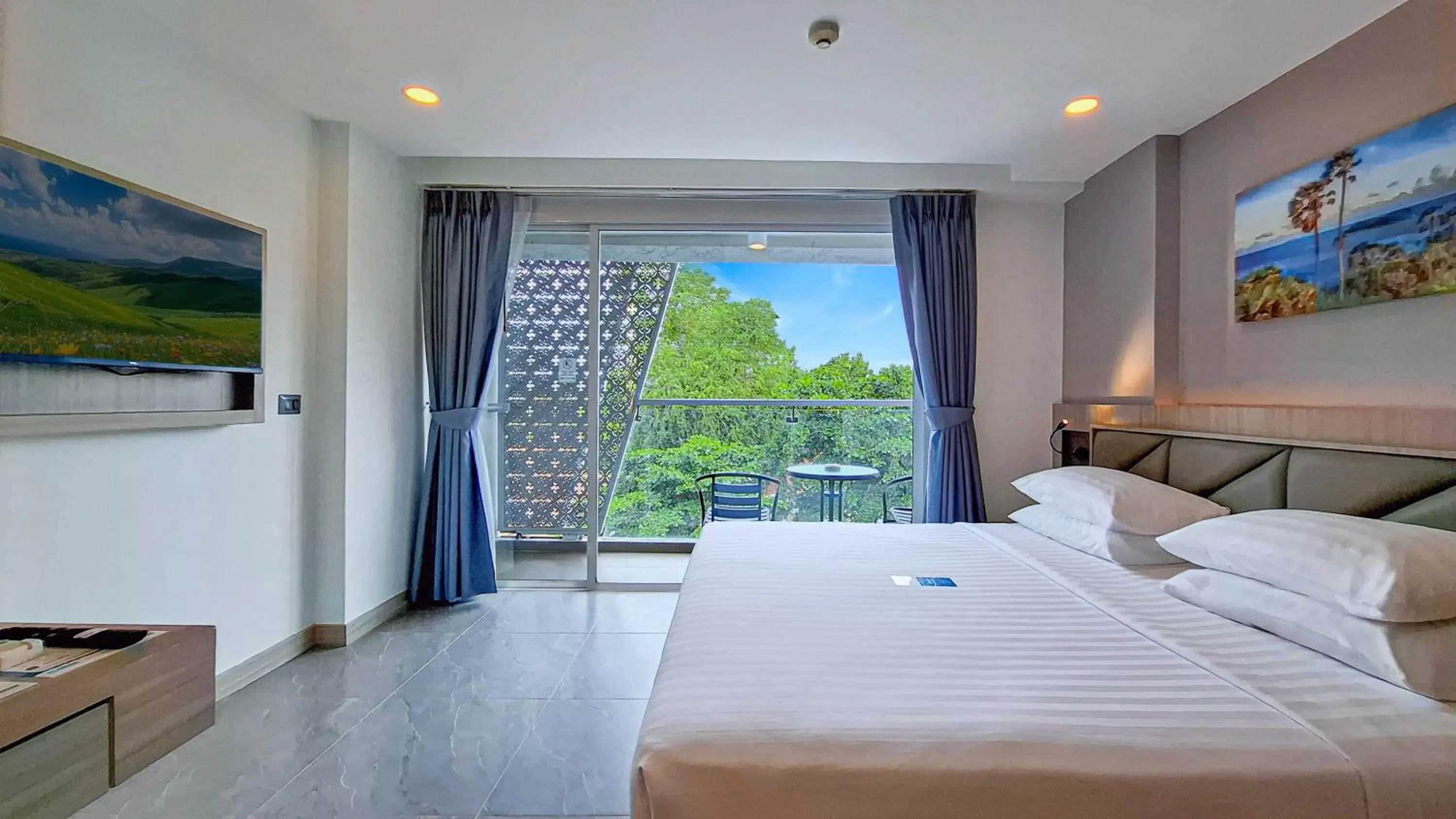 Deluxe King Room with Balcony and City View in Clarian Hotel Beach Patong Deluxe King Room with Balcony and City View in Clarian Hotel Beach Patong