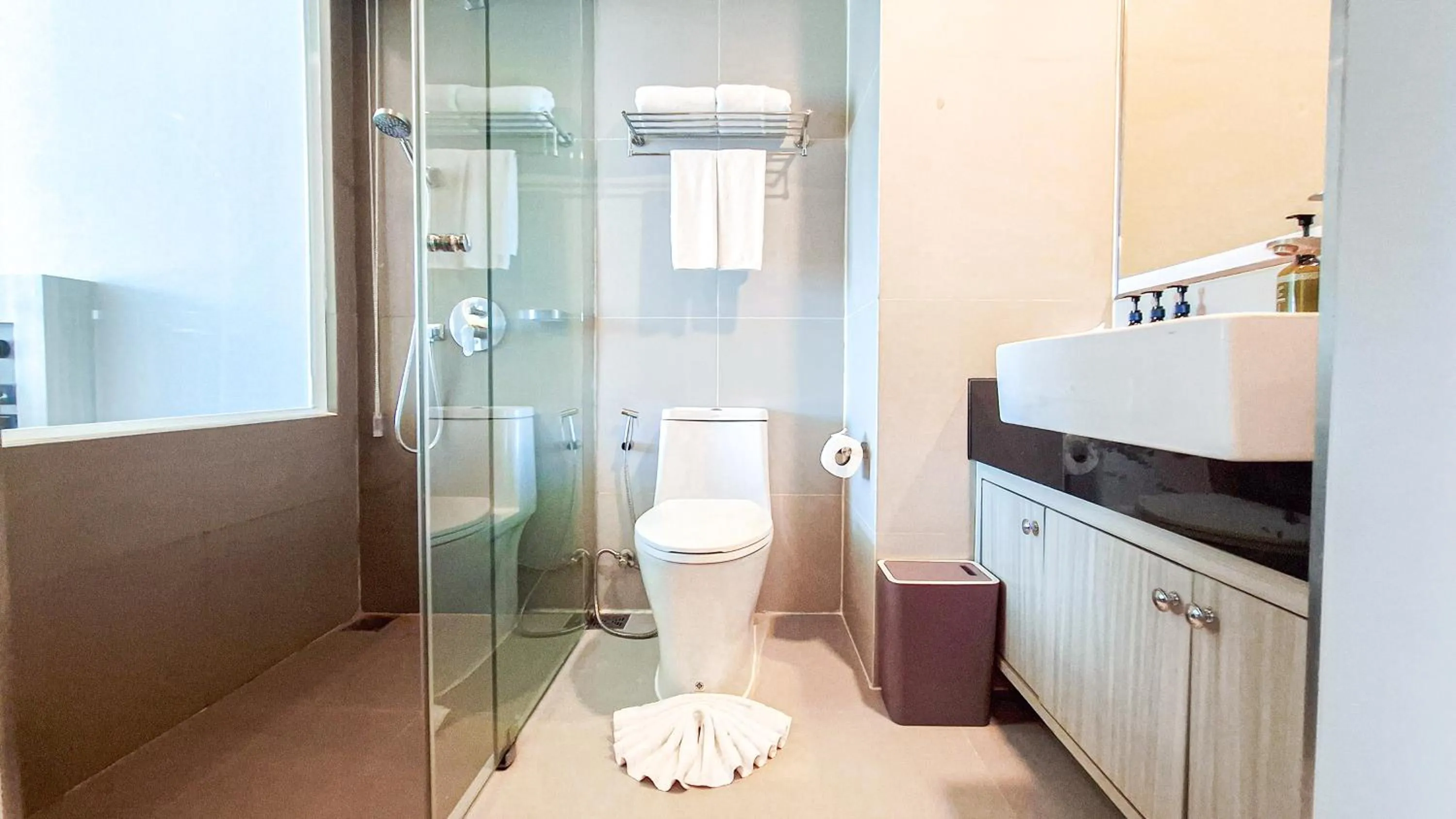 Shower in Clarian Hotel Beach Patong