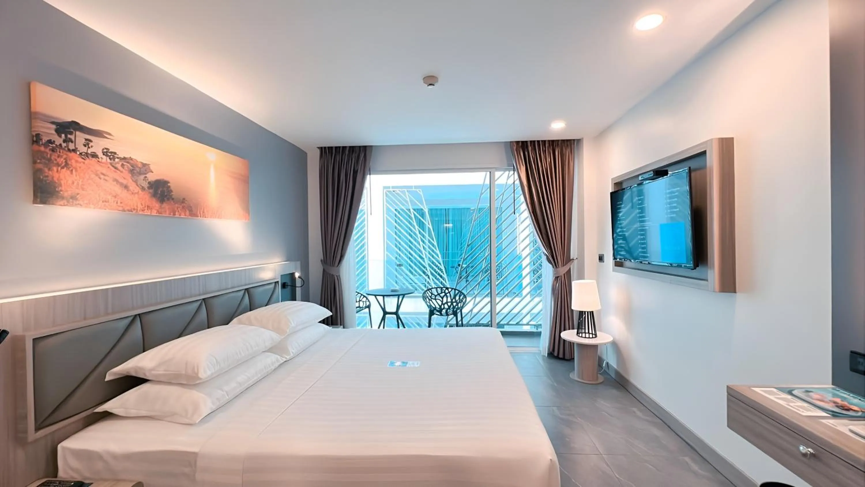 Deluxe King Room with Balcony in Clarian Hotel Beach Patong