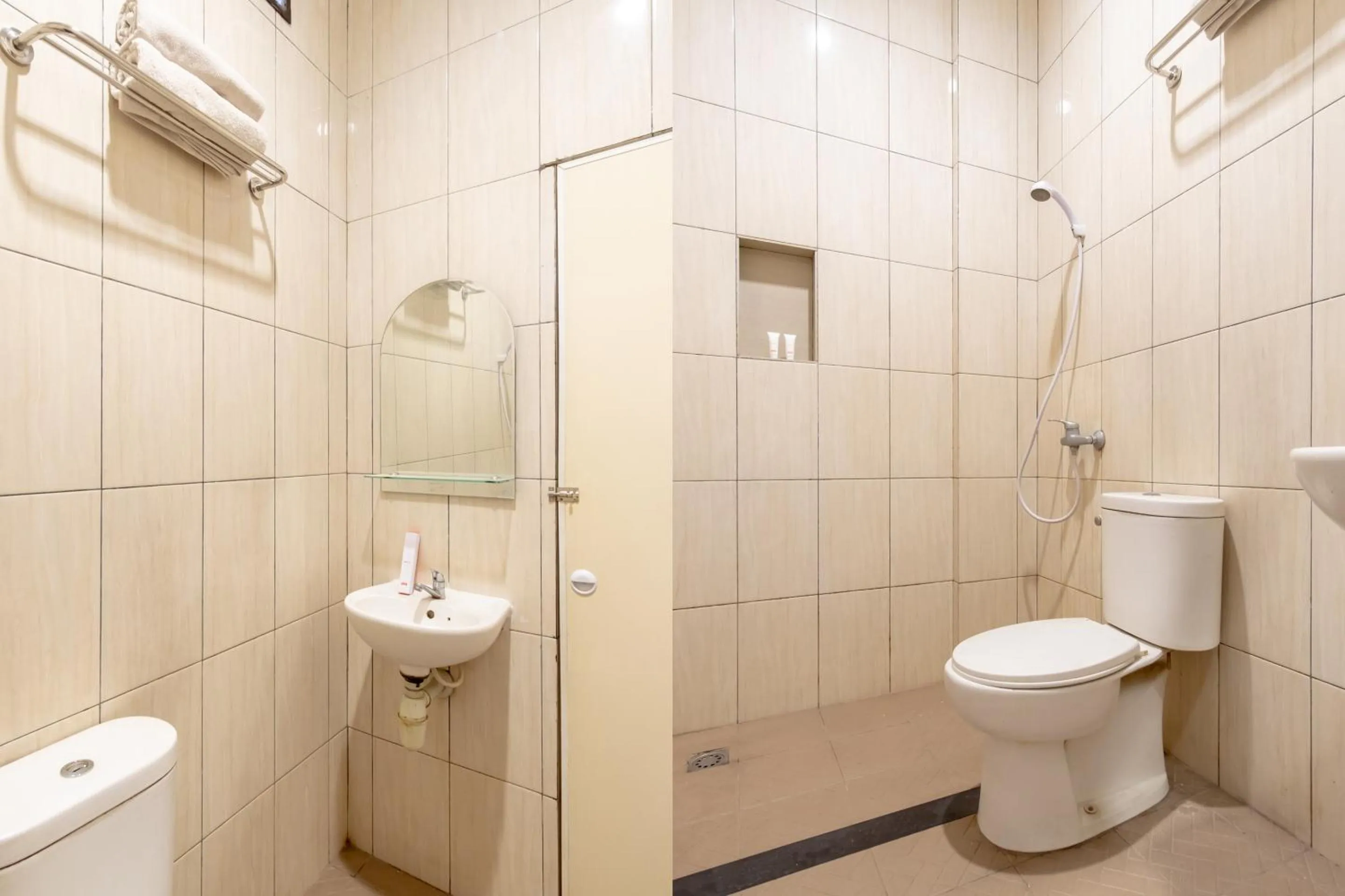 Bathroom in Vandolia Guest House Medan RedPartner