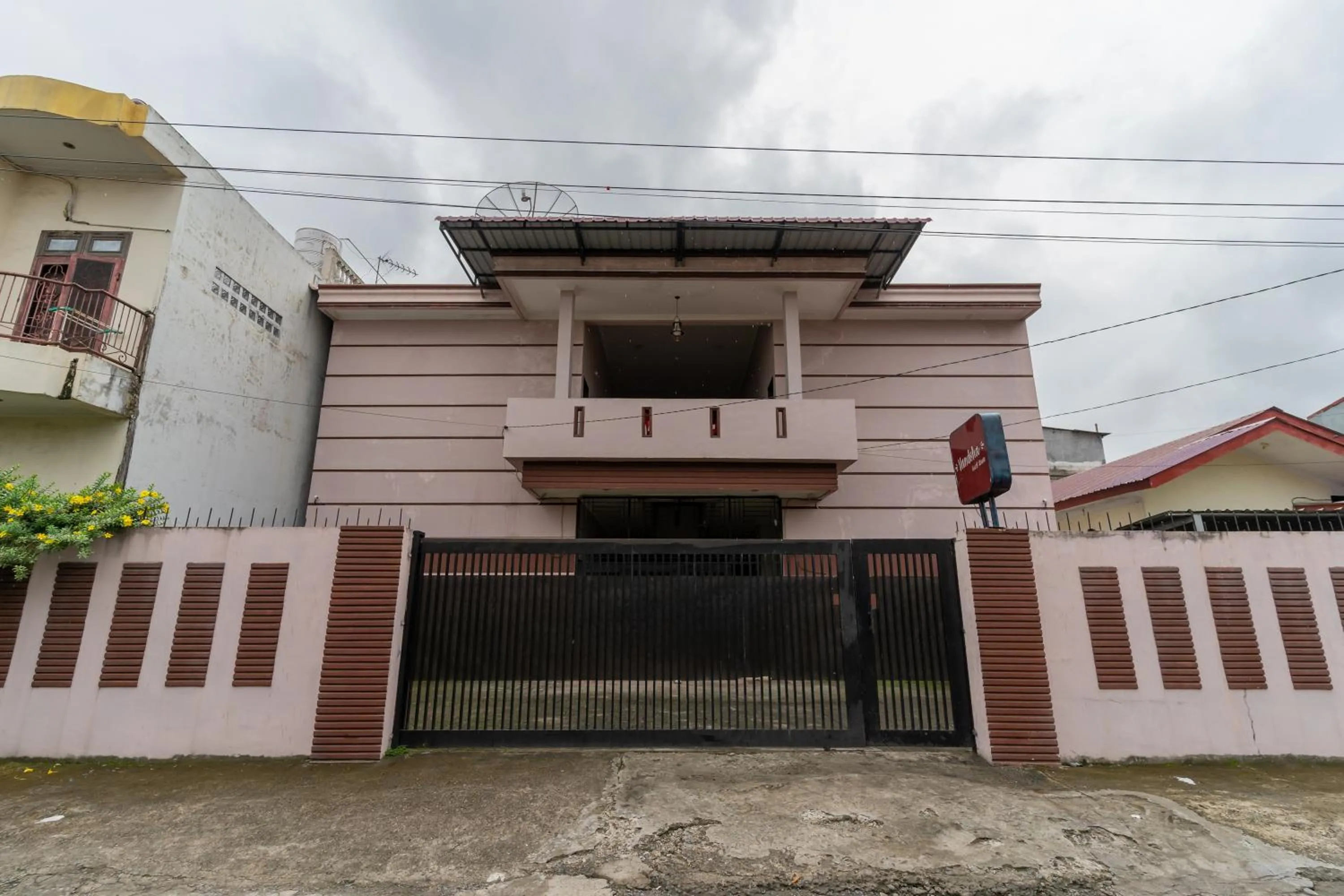 Facade/entrance in Vandolia Guest House Medan RedPartner