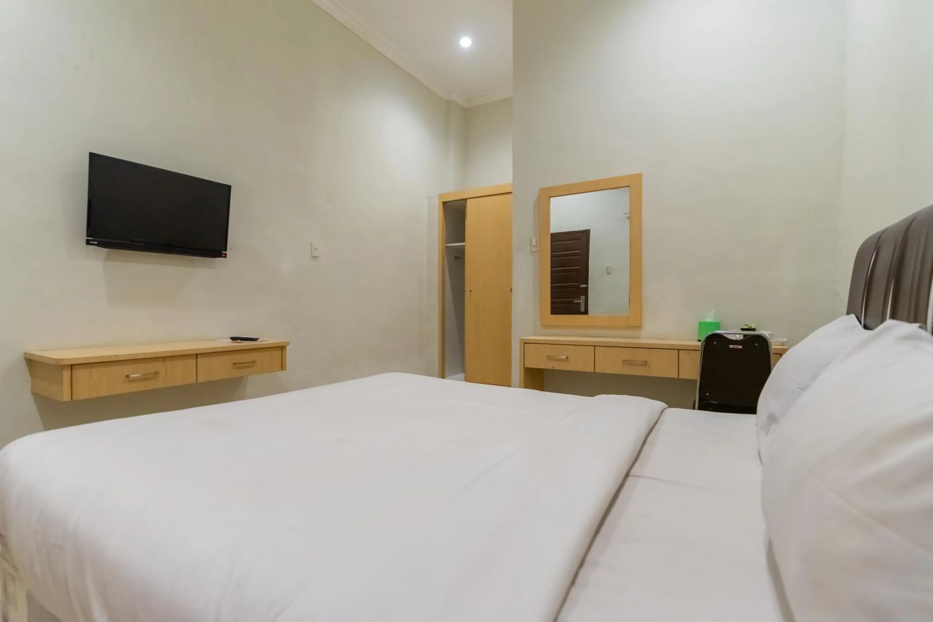 TV and multimedia, Bed in Vandolia Guest House Medan RedPartner