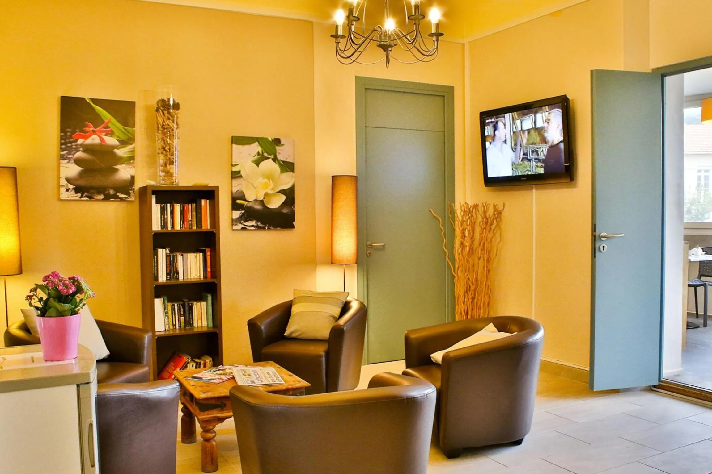 Communal lounge/ TV room in Les Lavandes