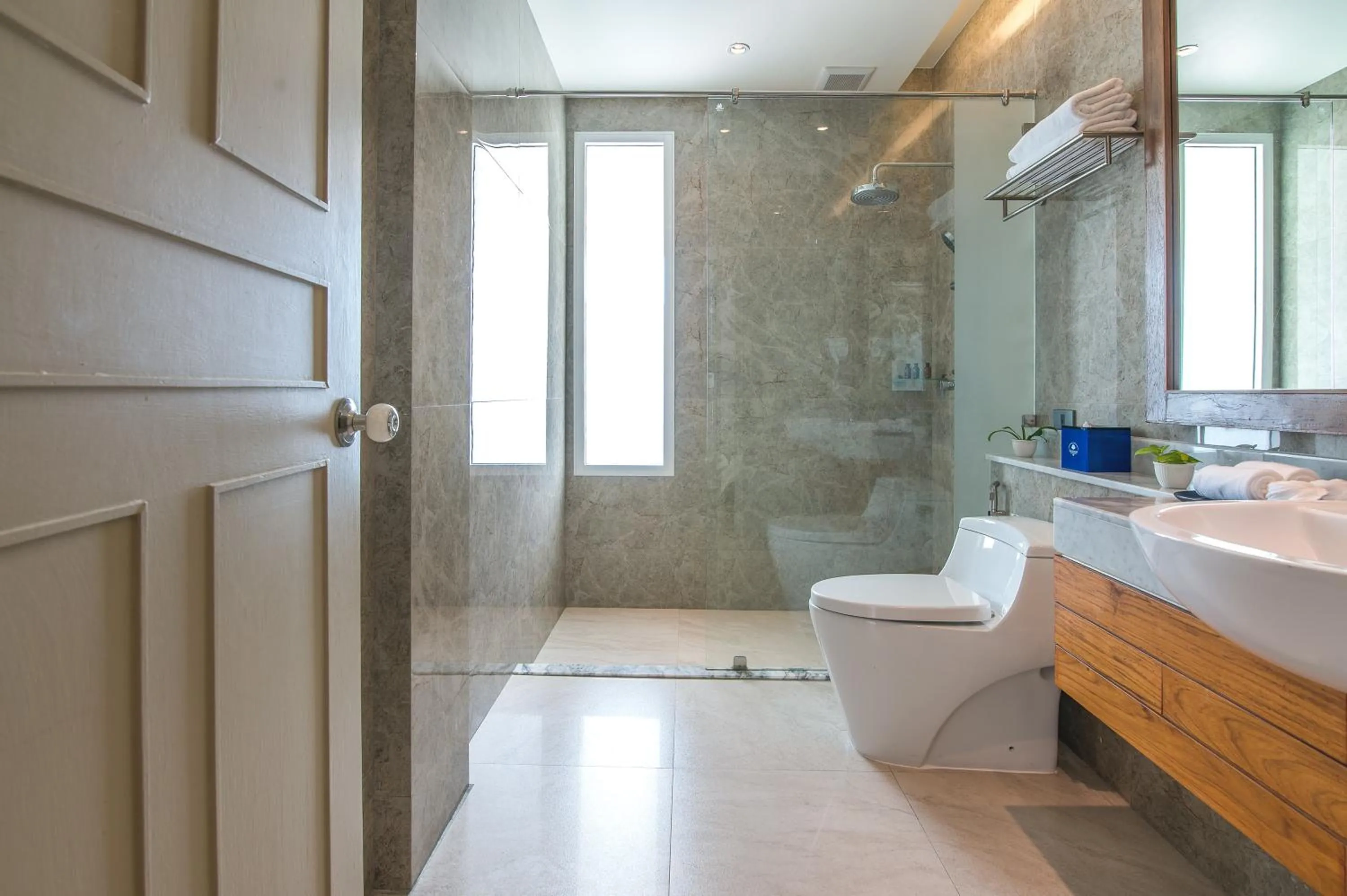 Toilet in Katathong Golf Resort & Spa