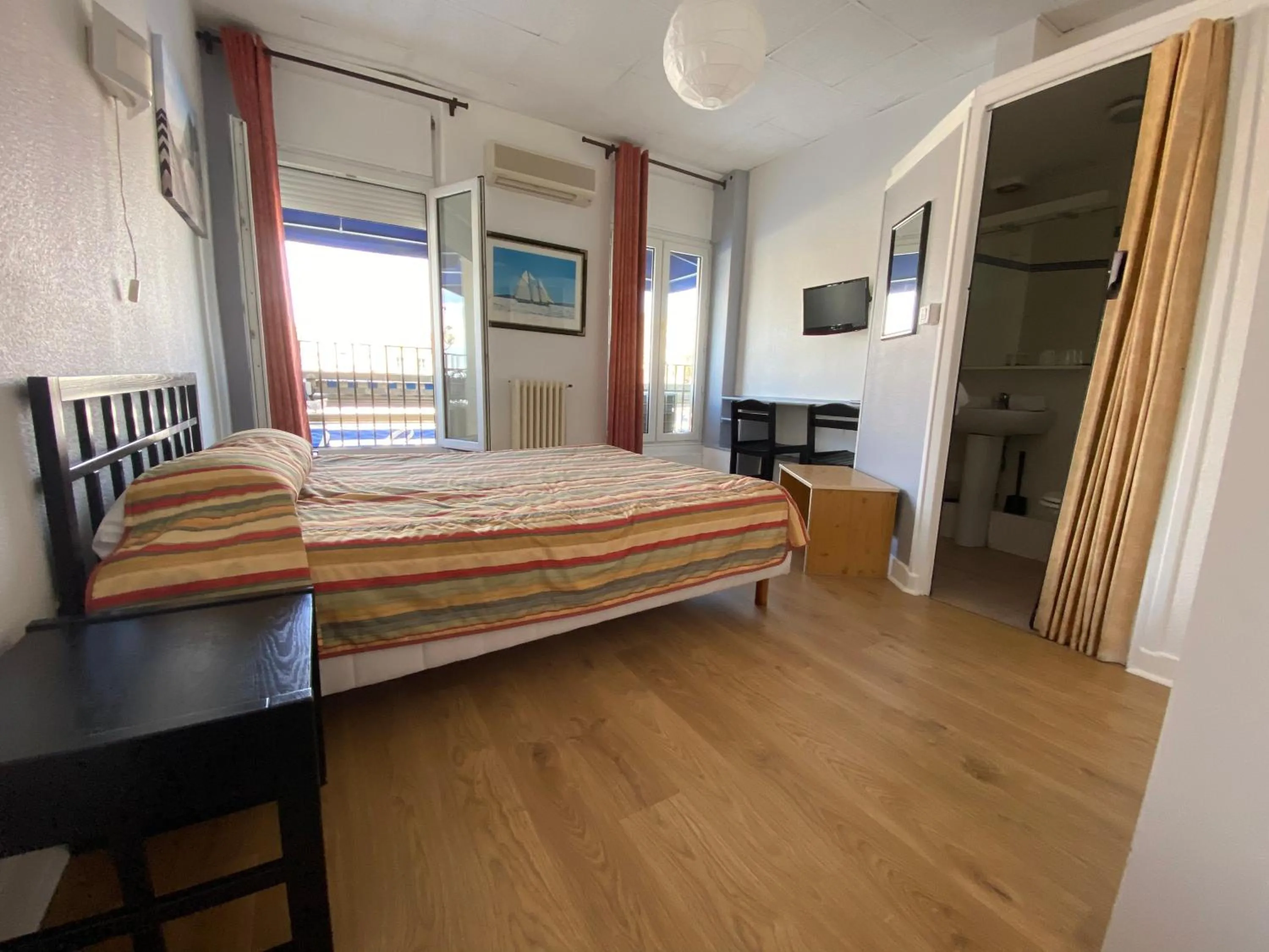 Bed in Hôtel Belle Vue d'Angleterre