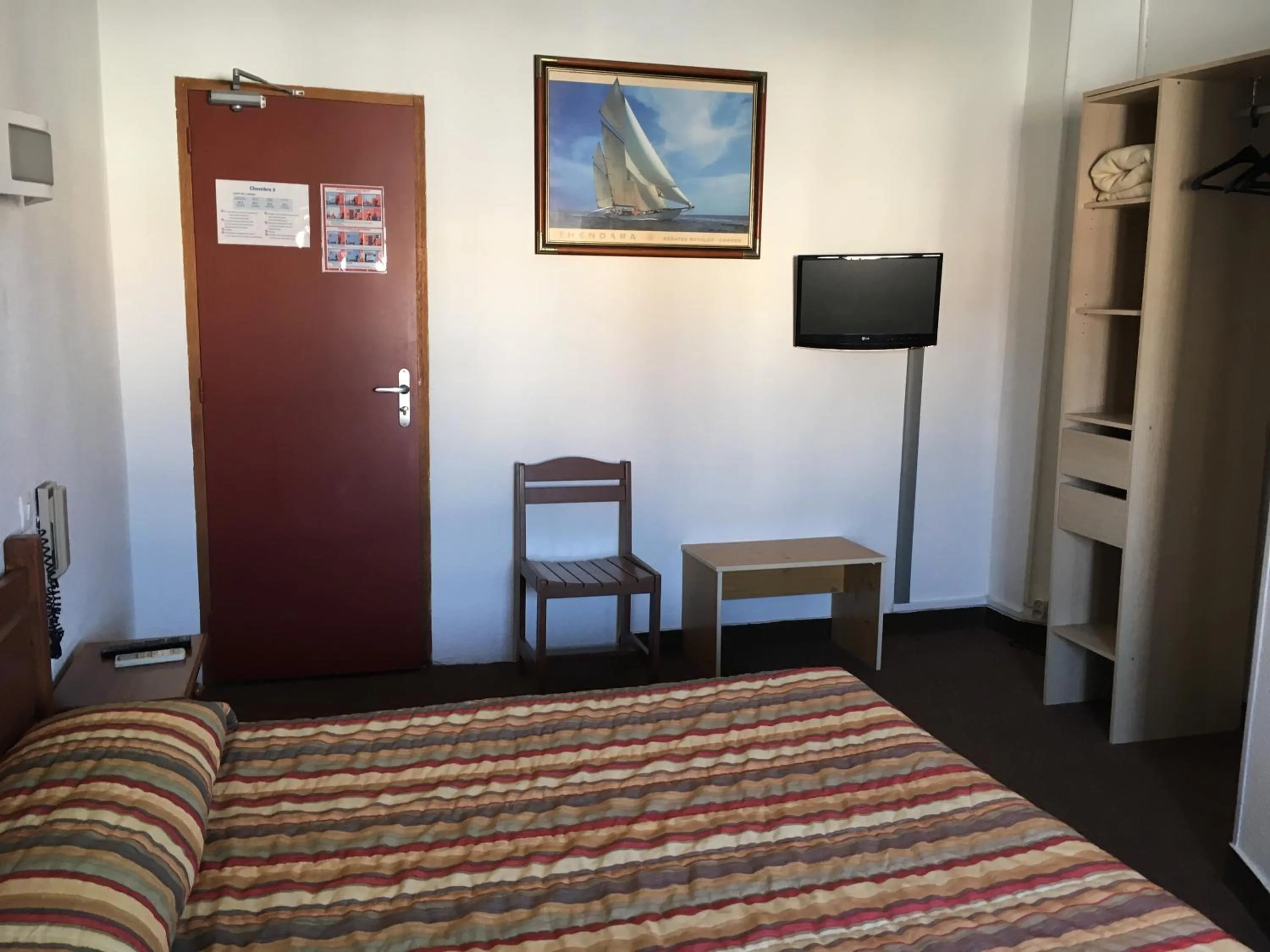 Bedroom, Bed in Hôtel Belle Vue d'Angleterre