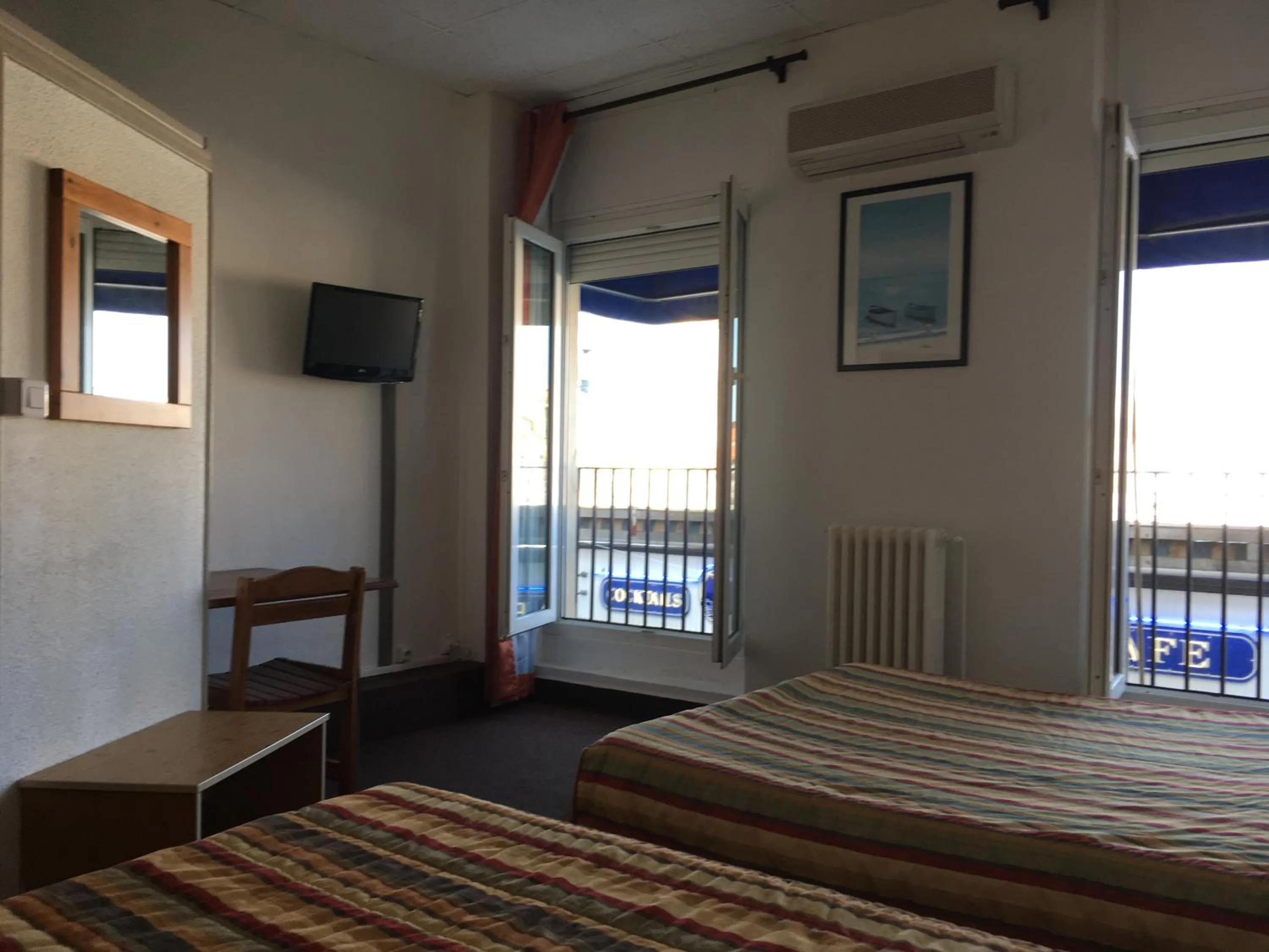 Bedroom, Bed in Hôtel Belle Vue d'Angleterre