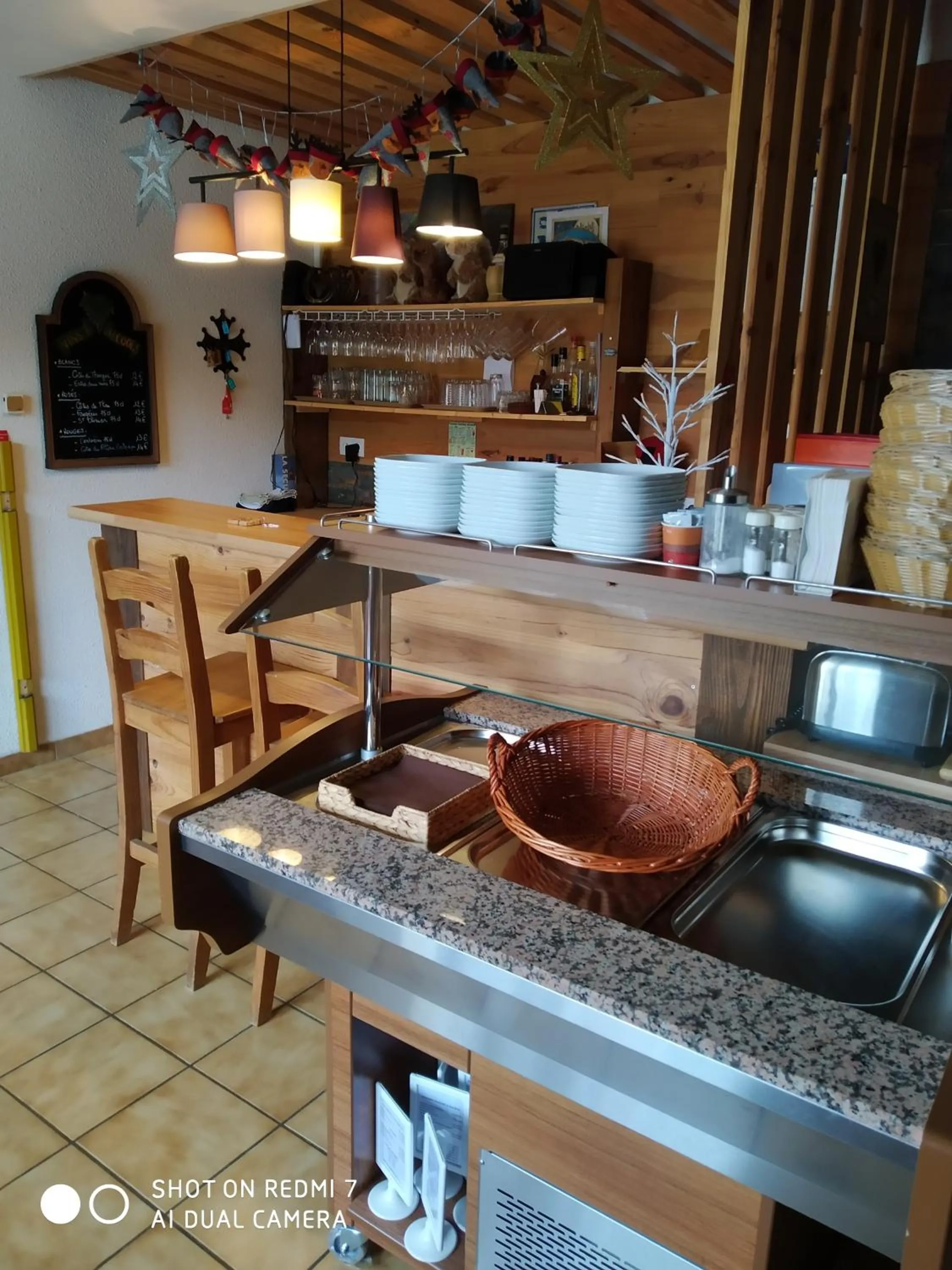 Lounge or bar in Chalet Hotel Les Marmottes 2 étoiles NN