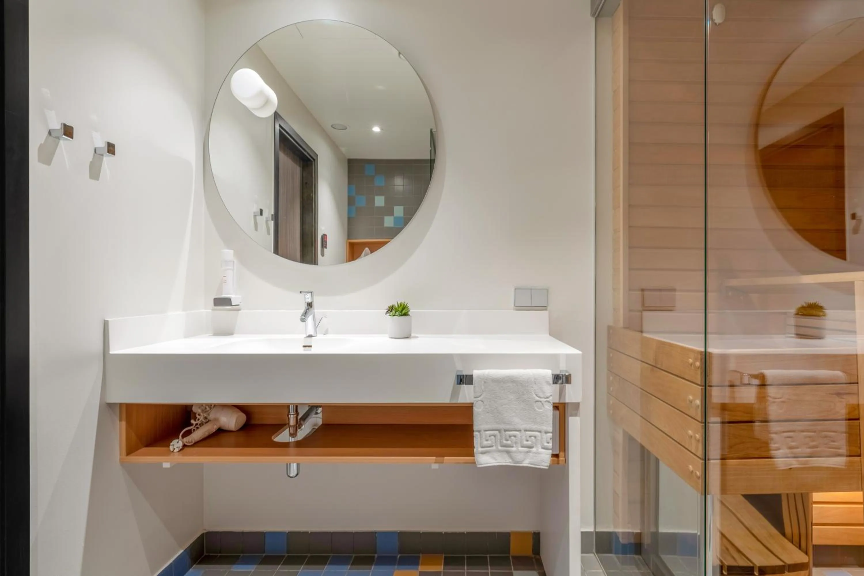 Bathroom in Hotel Sophia by Tartuhotels