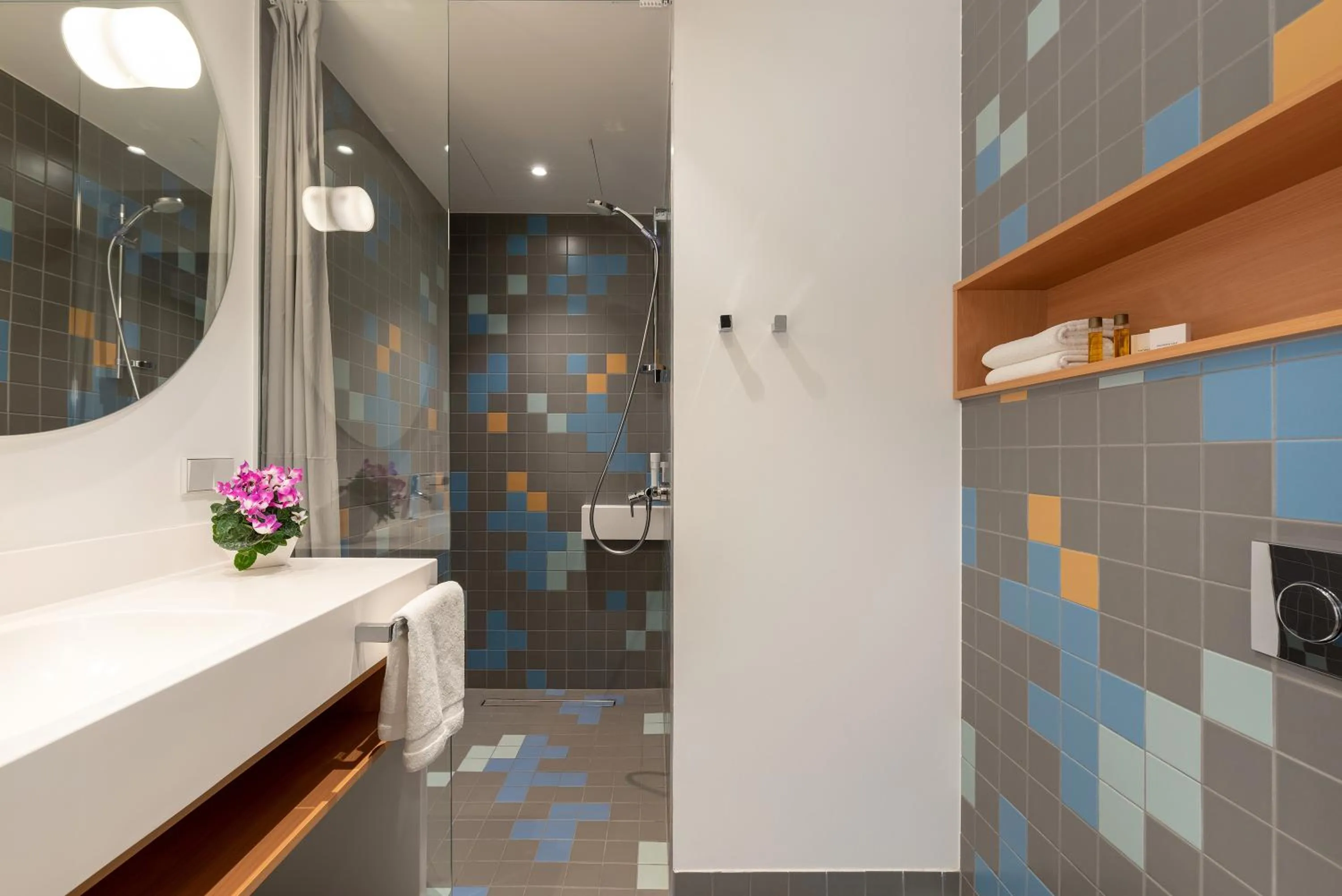 Shower in Hotel Sophia by Tartuhotels