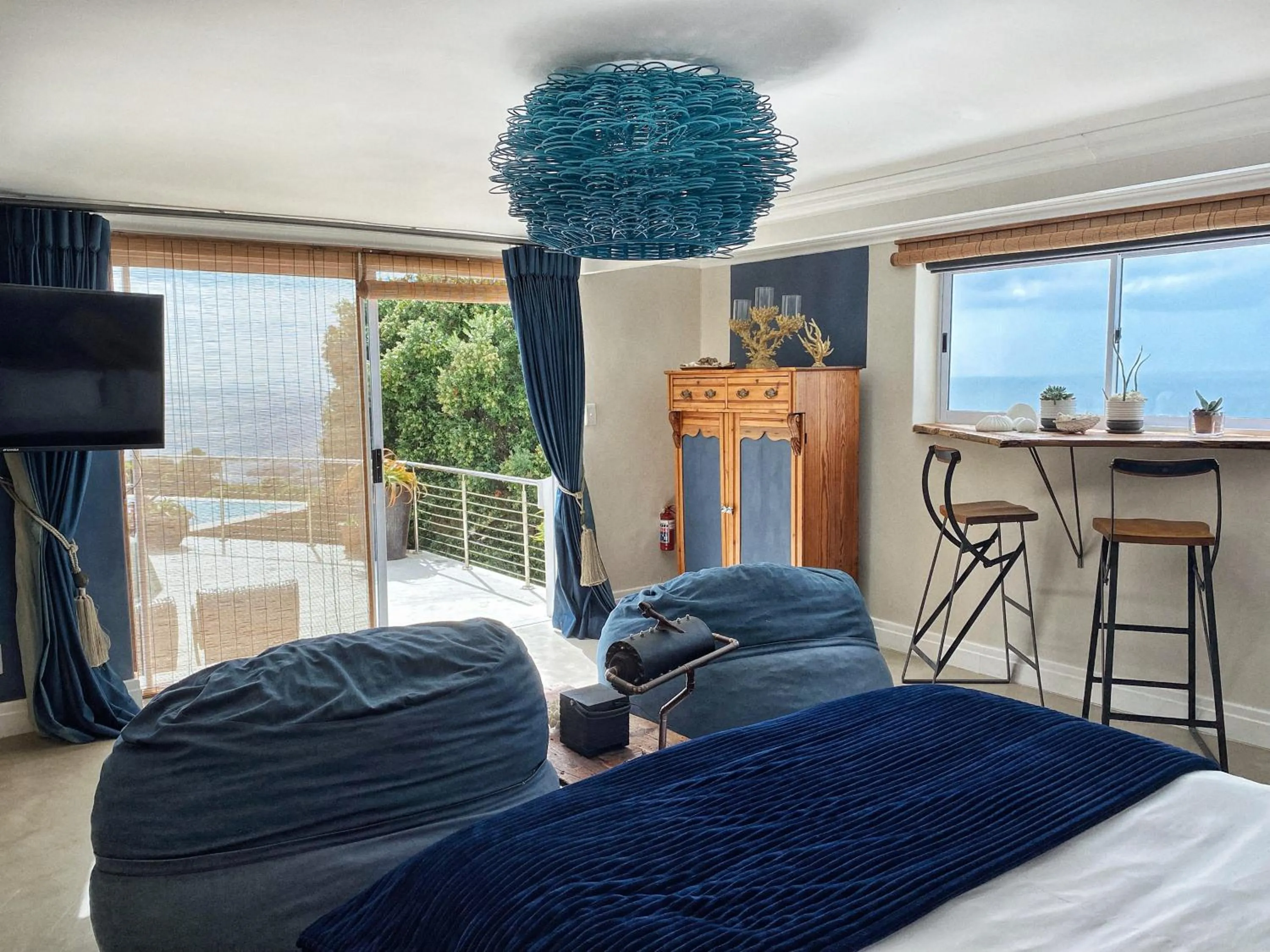 Seating area, Bed in Residence William French