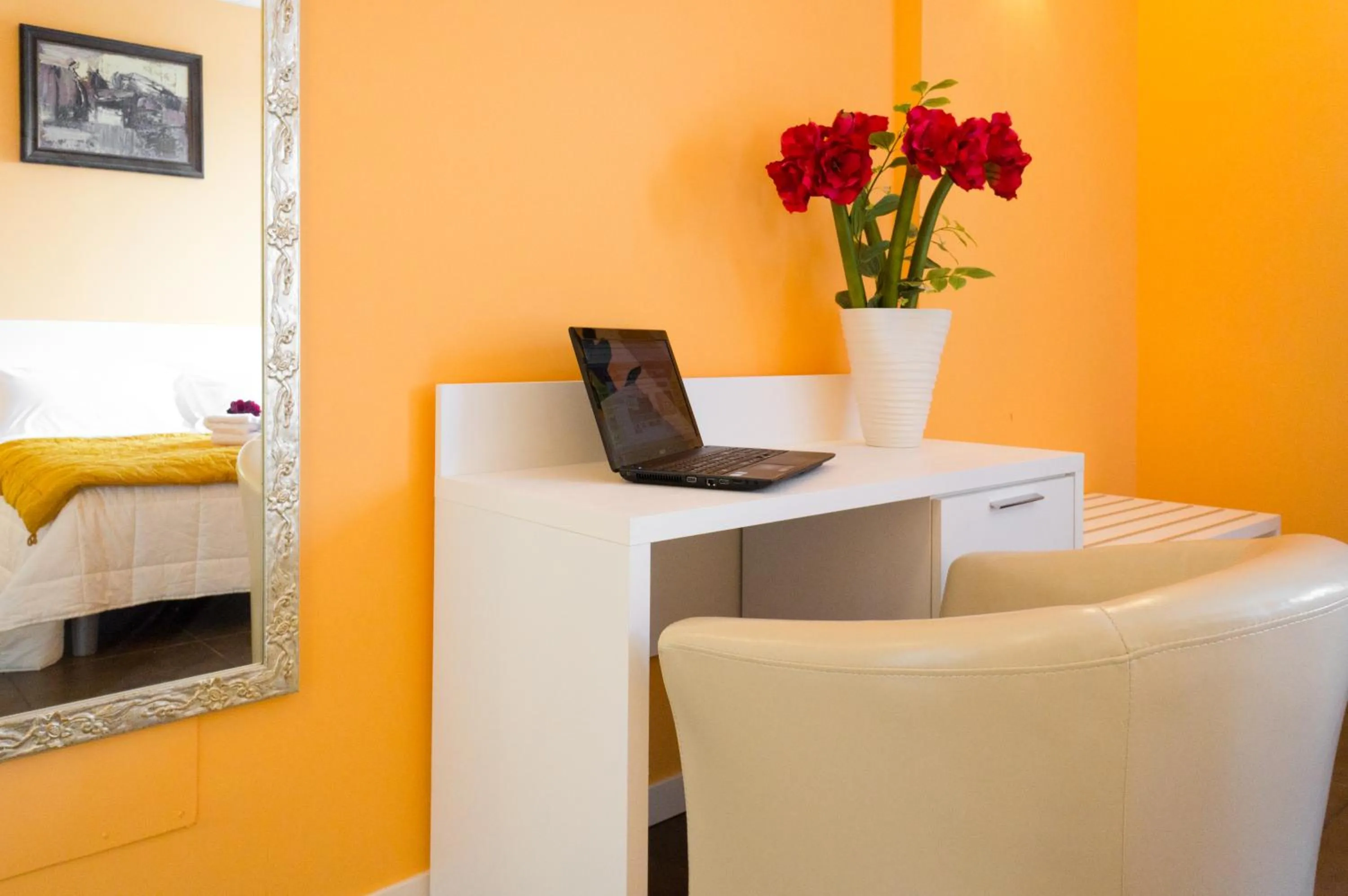 Seating area, Bed in Hotel Padus Meublè Parma
