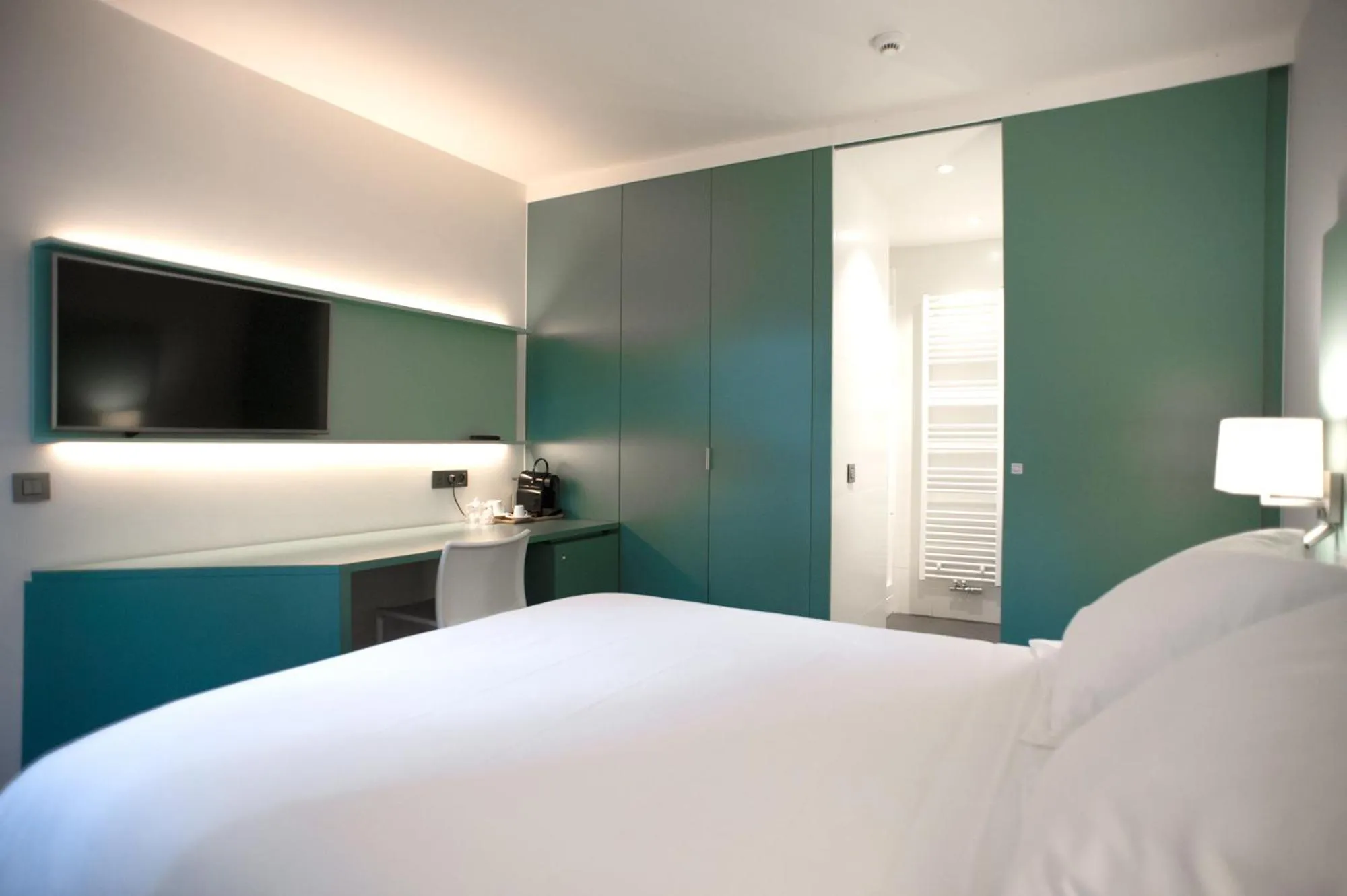 Photo of the whole room, Bed in Hotel Du Congres