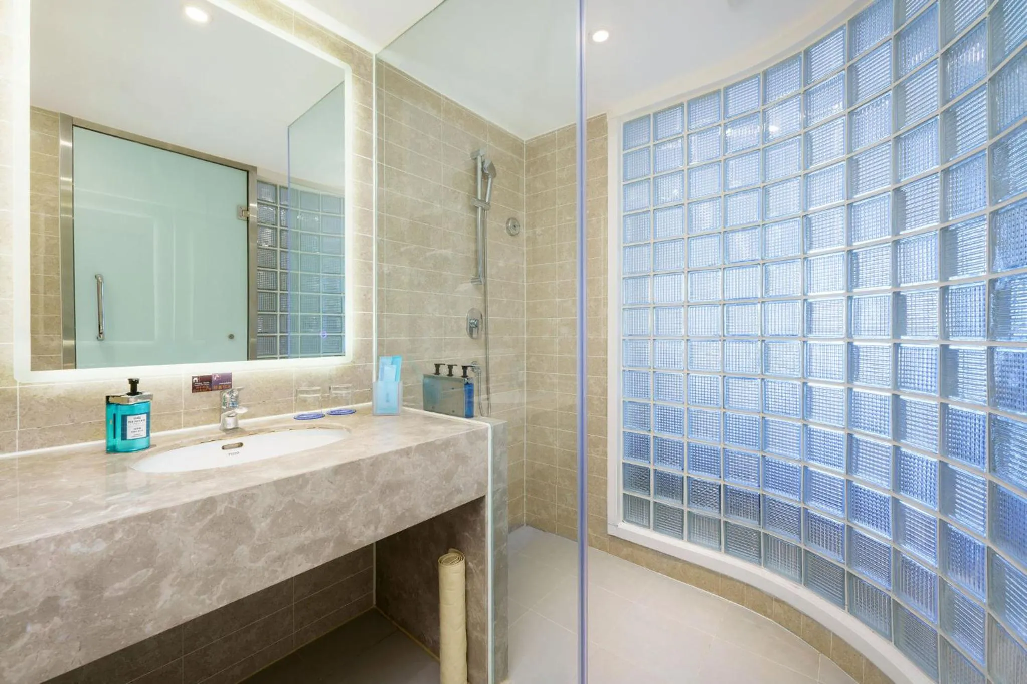Photo of the whole room, Bathroom in Holiday Inn Express Shenyang Tawan, an IHG Hotel
